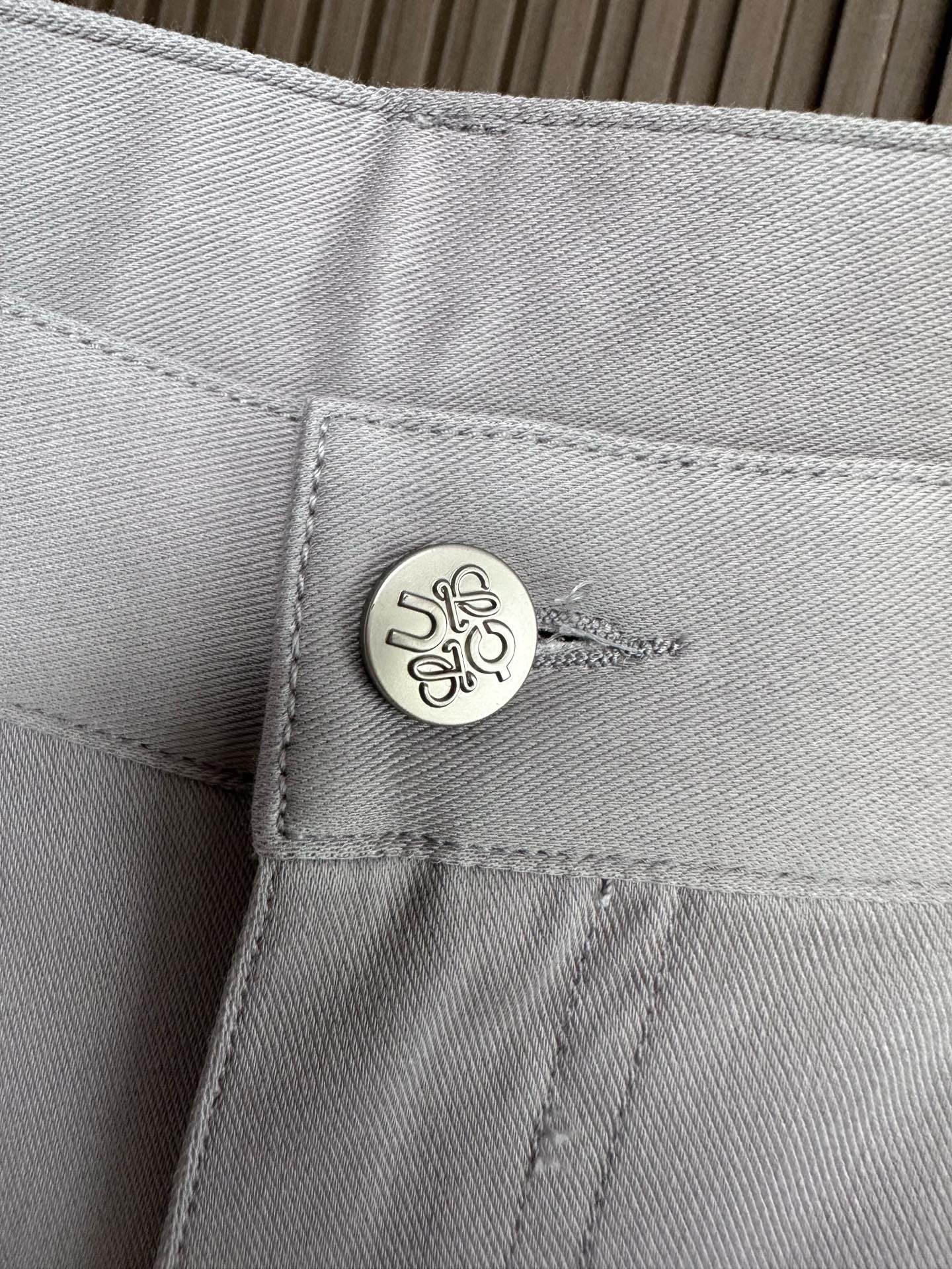 LOW罗意威26SS春夏新款休闲裤，高密度涤纶平纹四面弹面料，布面平整挺括🈶性，抗皱不易变形 ，不易褪色