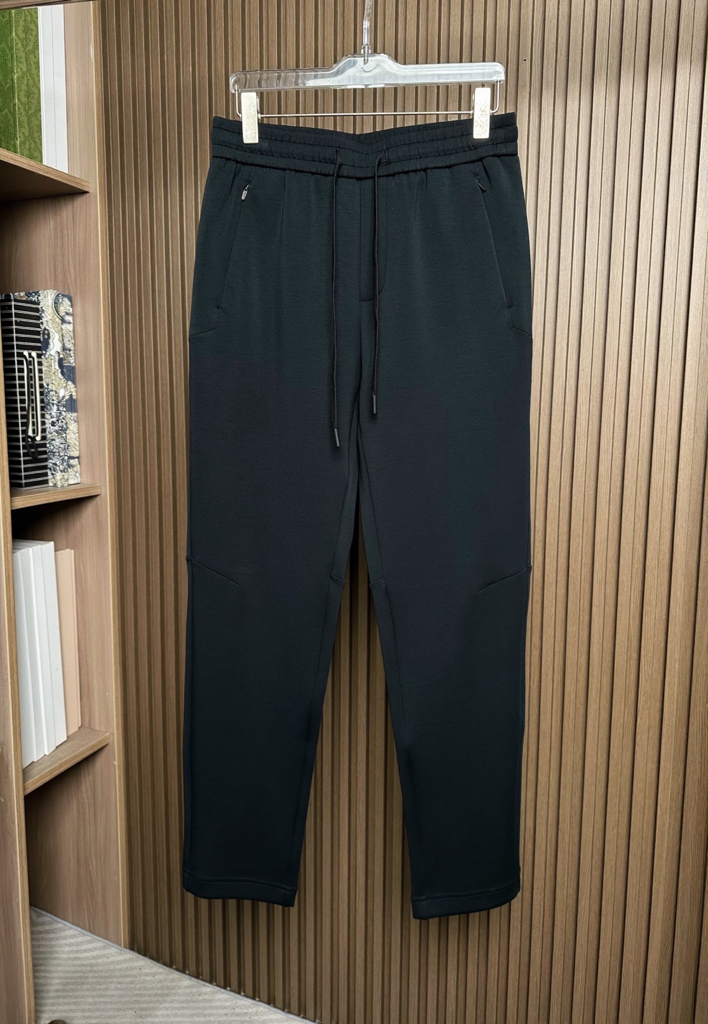 轻户外款休闲裤，26SS春夏新款休闲裤！采用升级版二醋酸，空气层面料；经过液氨后整工艺，布面色泽光亮，触