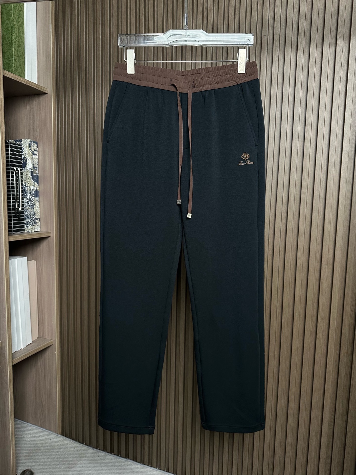 Loro piana诺悠翩雅26SS春夏新款休闲裤（2色款～）采用升级版，二醋酸，空气层面料；经过液氨后
