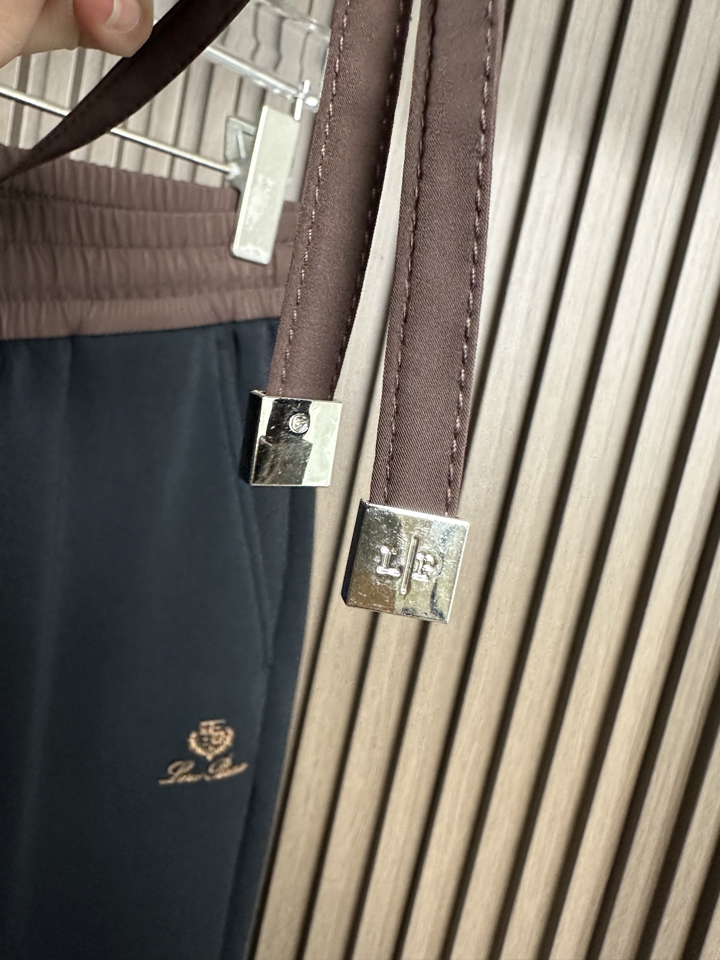 Loro piana诺悠翩雅26SS春夏新款休闲裤（2色款～）采用升级版，二醋酸，空气层面料；经过液氨后