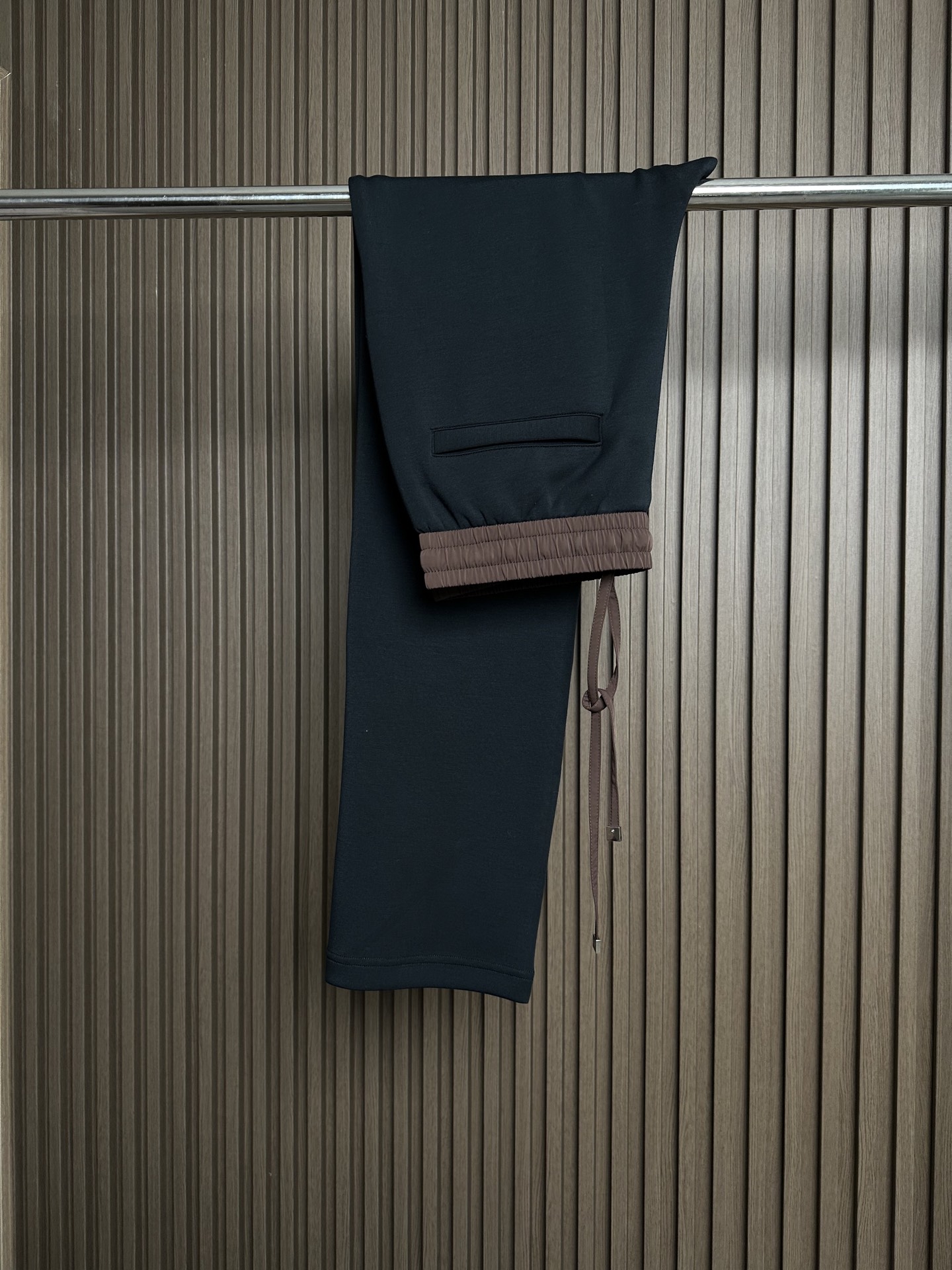 Loro piana诺悠翩雅26SS春夏新款休闲裤（2色款～）采用升级版，二醋酸，空气层面料；经过液氨后
