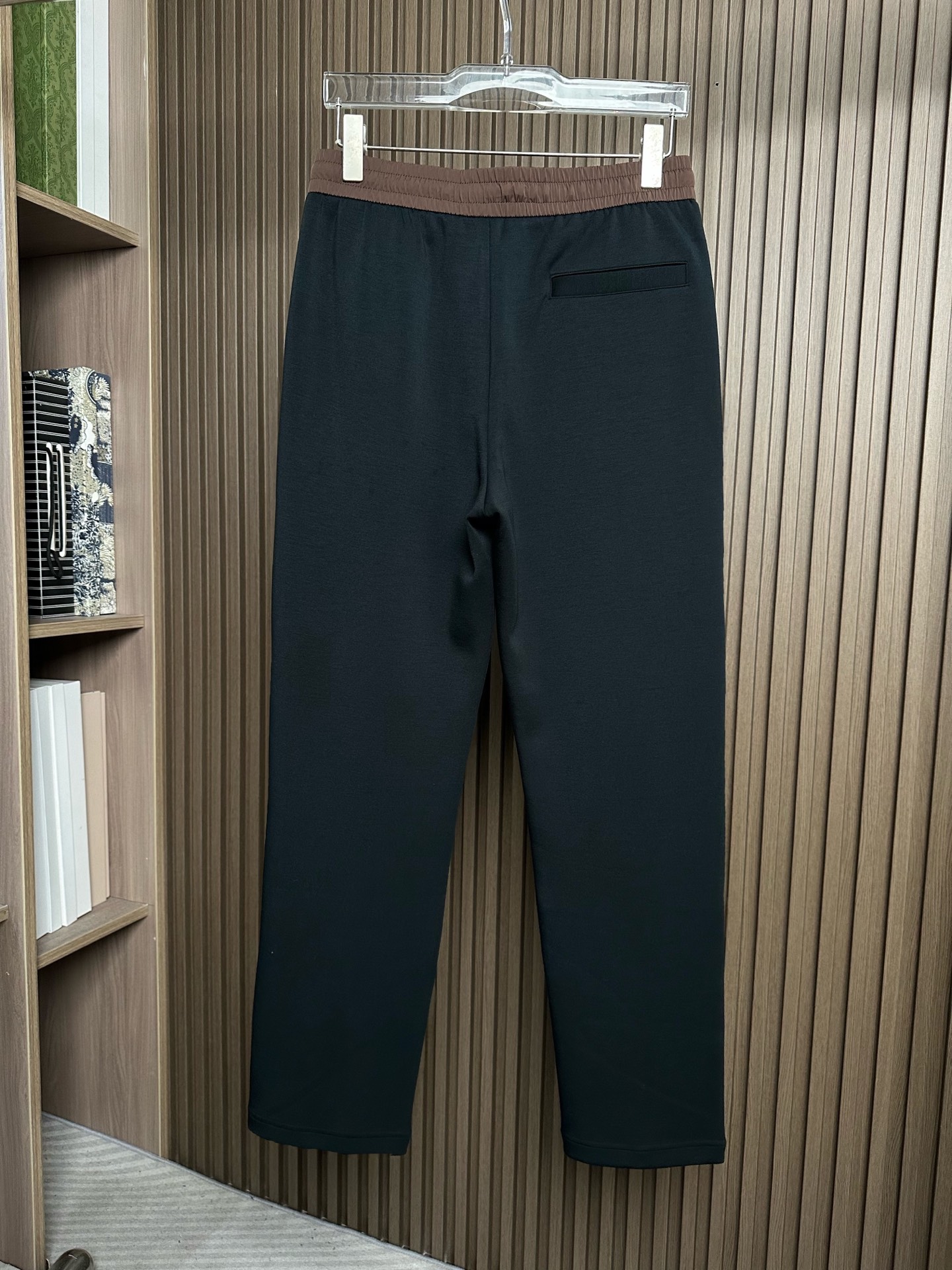 Loro piana诺悠翩雅26SS春夏新款休闲裤（2色款～）采用升级版，二醋酸，空气层面料；经过液氨后