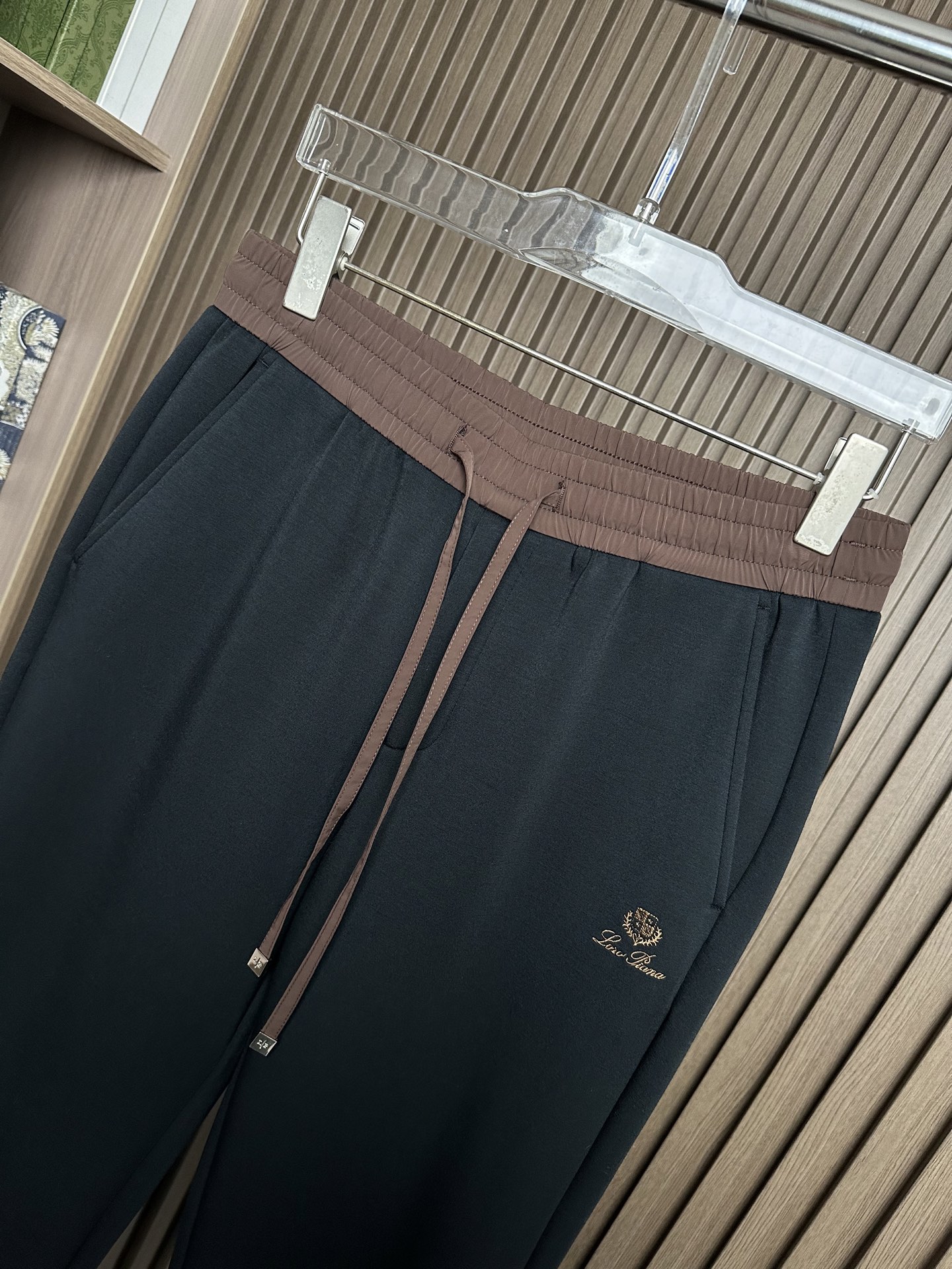 Loro piana诺悠翩雅26SS春夏新款休闲裤（2色款～）采用升级版，二醋酸，空气层面料；经过液氨后