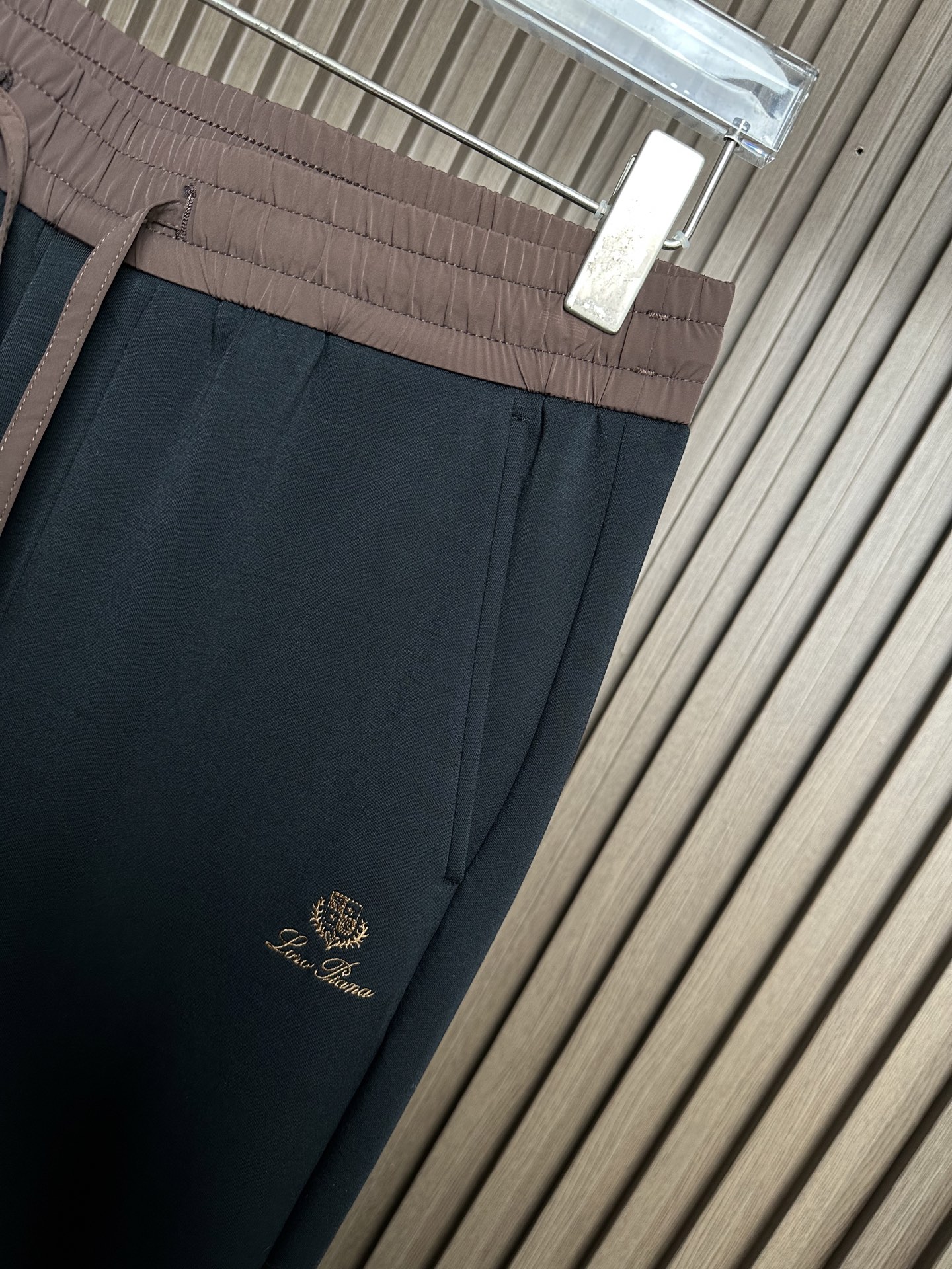 Loro piana诺悠翩雅26SS春夏新款休闲裤（2色款～）采用升级版，二醋酸，空气层面料；经过液氨后