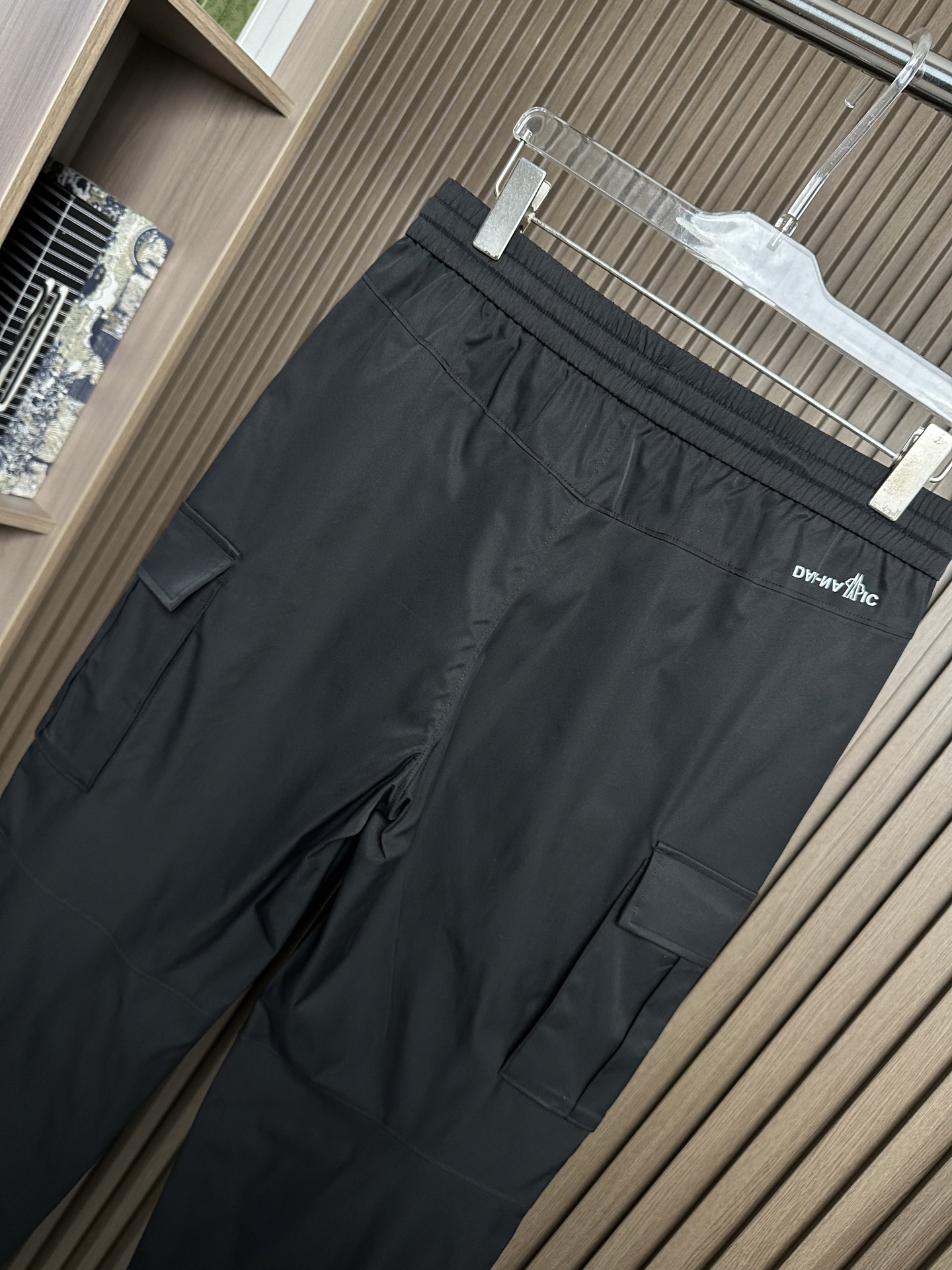 Mon蒙口26SS春夏休闲裤，高端品质，高级定制面料，舒适透气，版型时尚，适合各种搭配颜色：黑色，藏蓝码