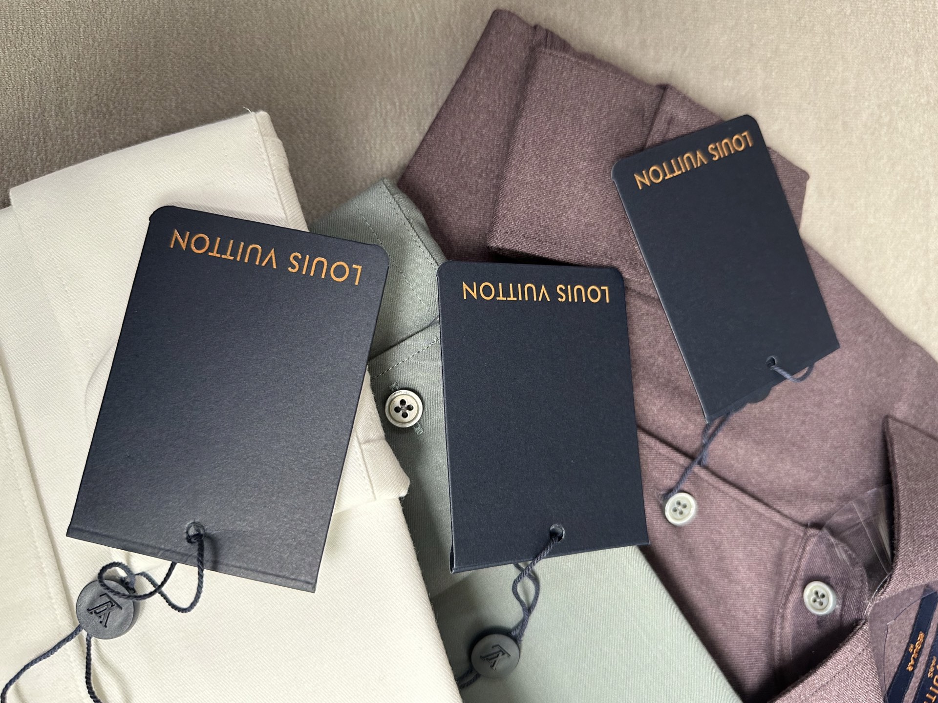 LV驴家26SS春夏新款长袖衬衫驴牌LV新款，商务绅士通勤款时尚又得体，百搭好驾驭长袖衬衫，在繁忙的都市