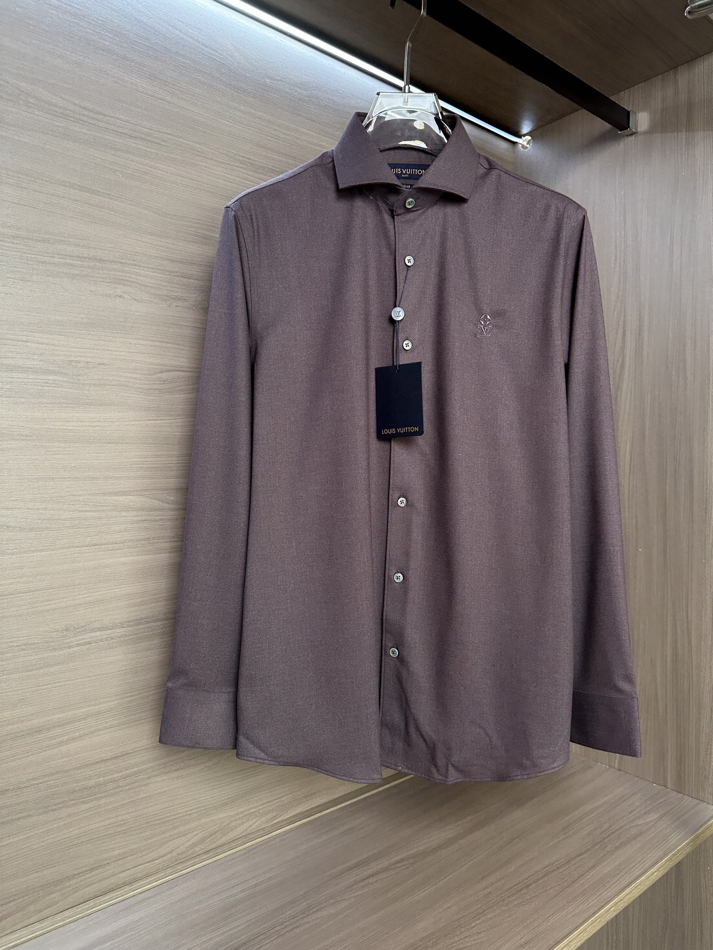 LV驴家26SS春夏新款长袖衬衫驴牌LV新款，商务绅士通勤款时尚又得体，百搭好驾驭长袖衬衫，在繁忙的都市