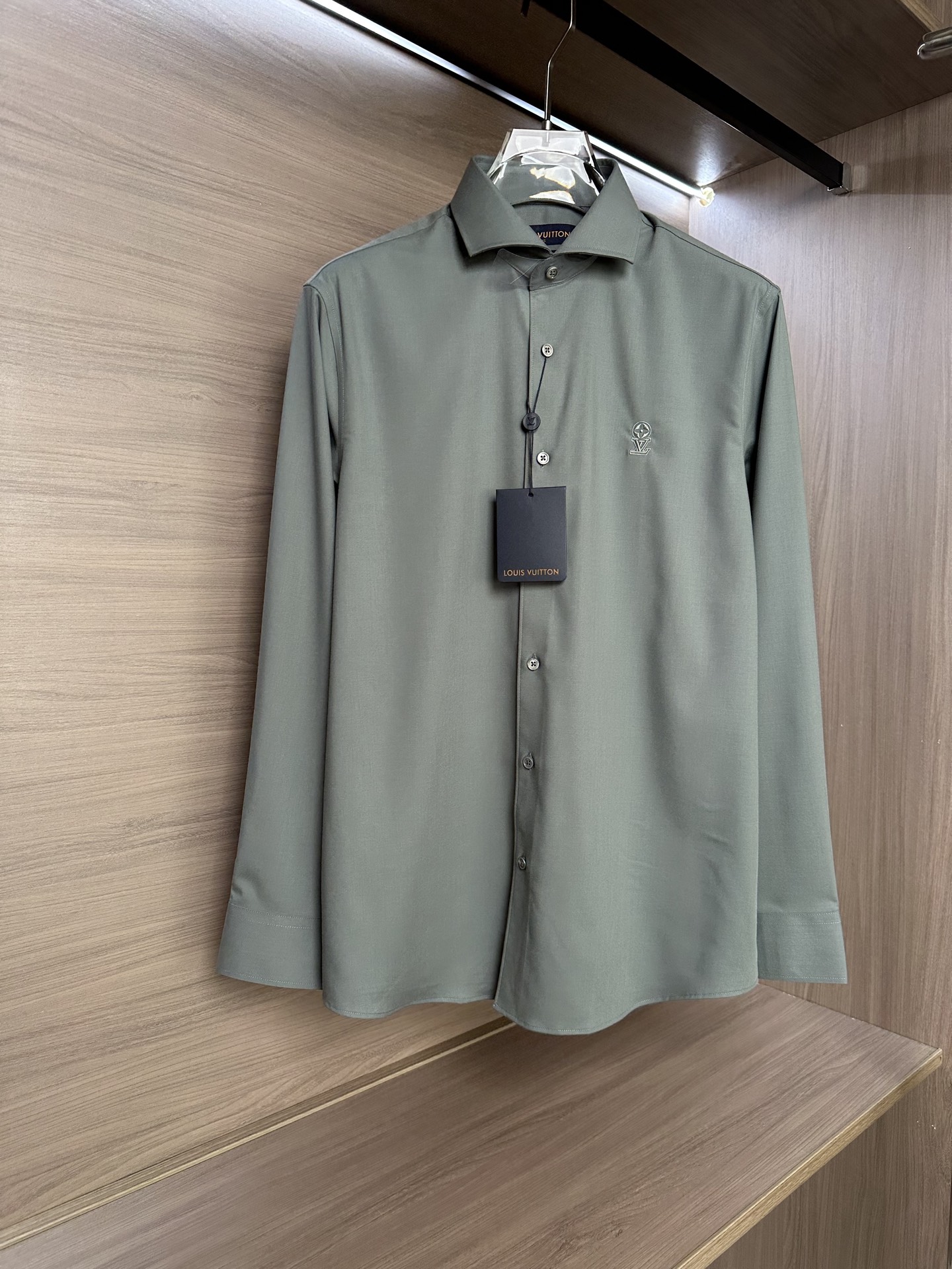 LV驴家26SS春夏新款长袖衬衫驴牌LV新款，商务绅士通勤款时尚又得体，百搭好驾驭长袖衬衫，在繁忙的都市