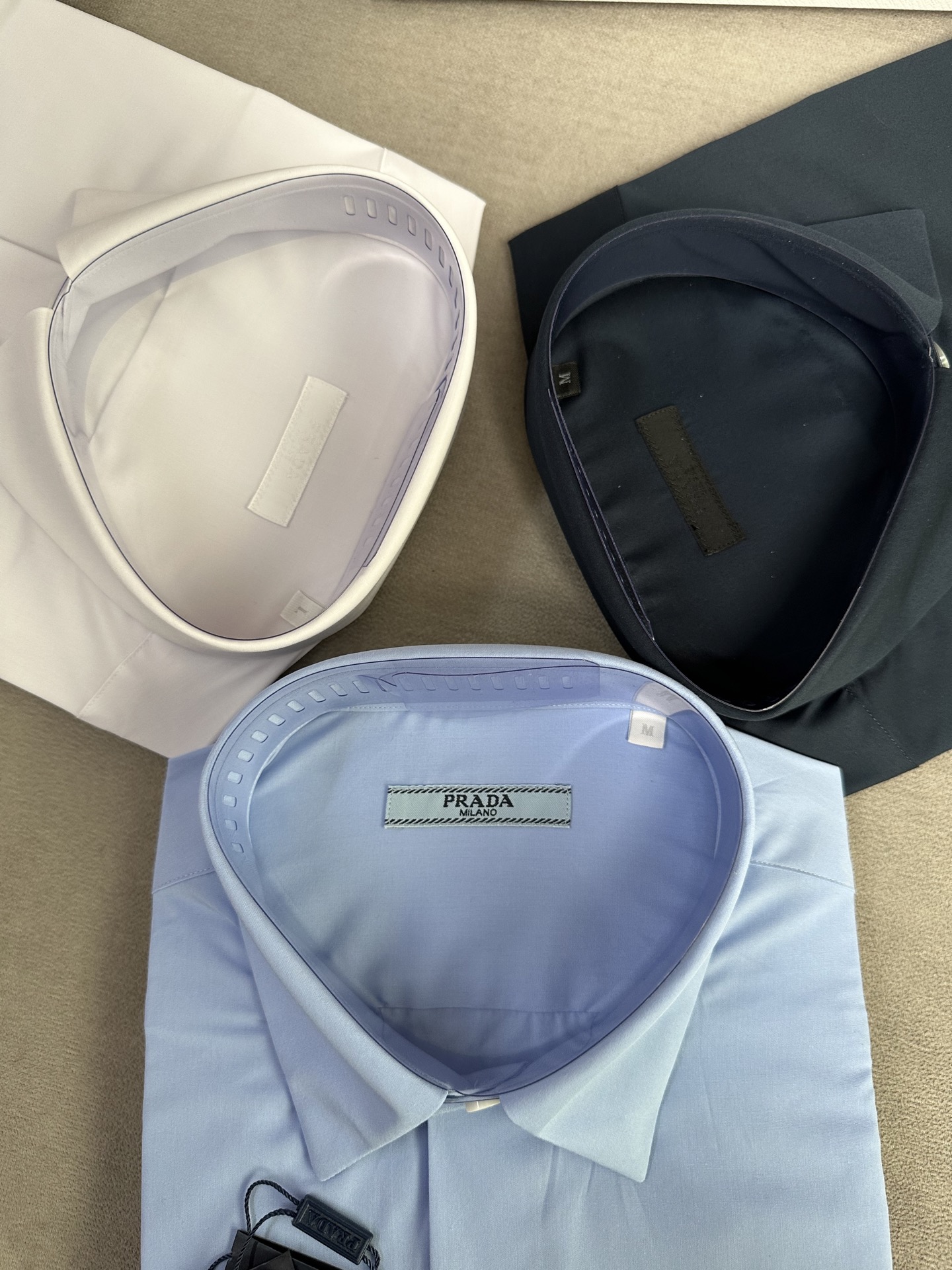 顶级顶级单品，PRADA普拉达26SS春夏专柜在售全新出炉四个颜色都好看的.男士时装款缎纹府绸棉长袖衬衫