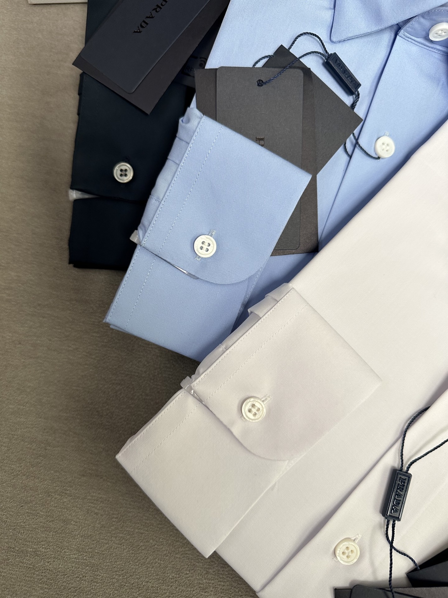 顶级顶级单品，PRADA普拉达26SS春夏专柜在售全新出炉四个颜色都好看的.男士时装款缎纹府绸棉长袖衬衫