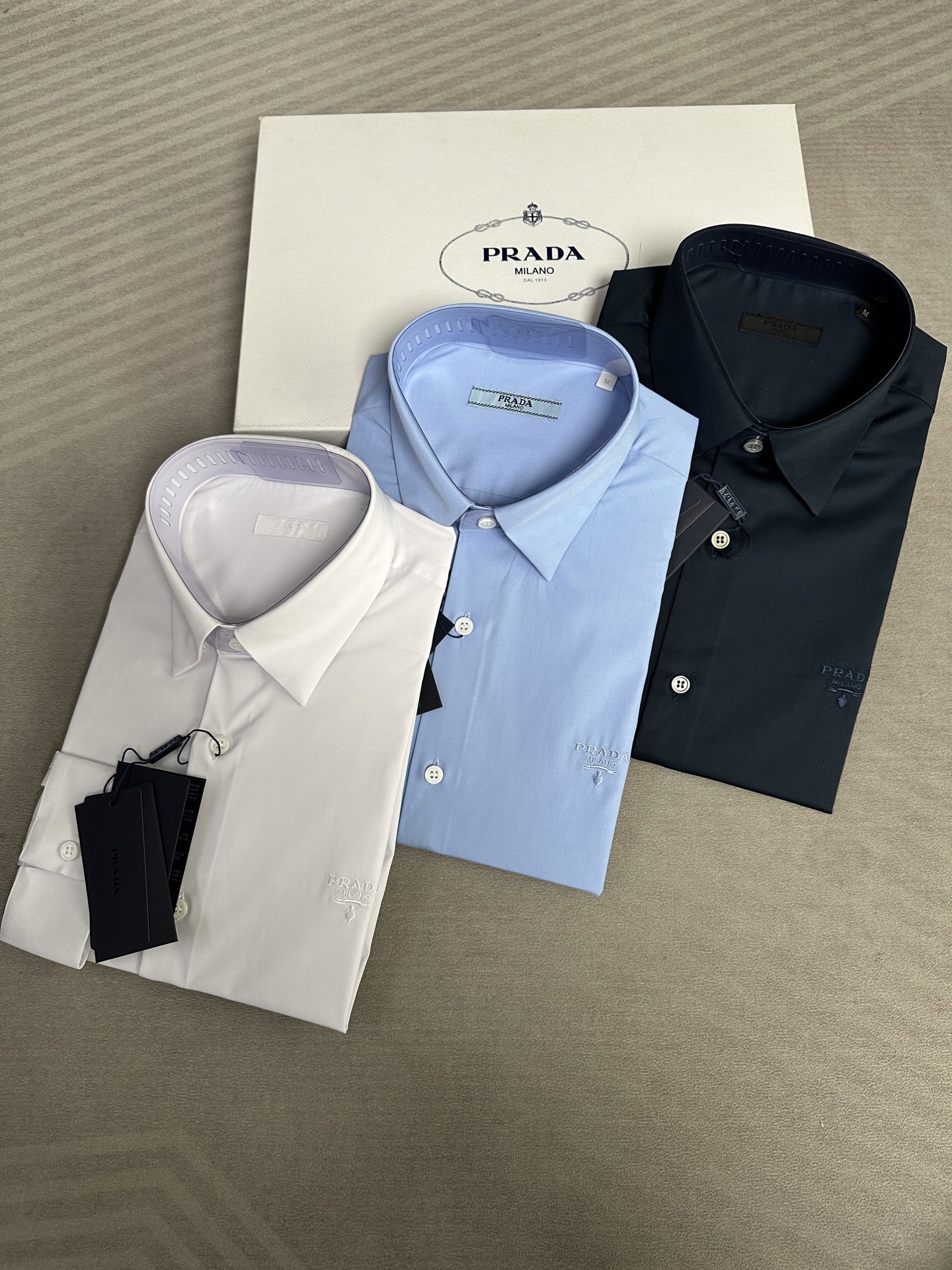 顶级顶级单品，PRADA普拉达26SS春夏专柜在售全新出炉四个颜色都好看的.男士时装款缎纹府绸棉长袖衬衫