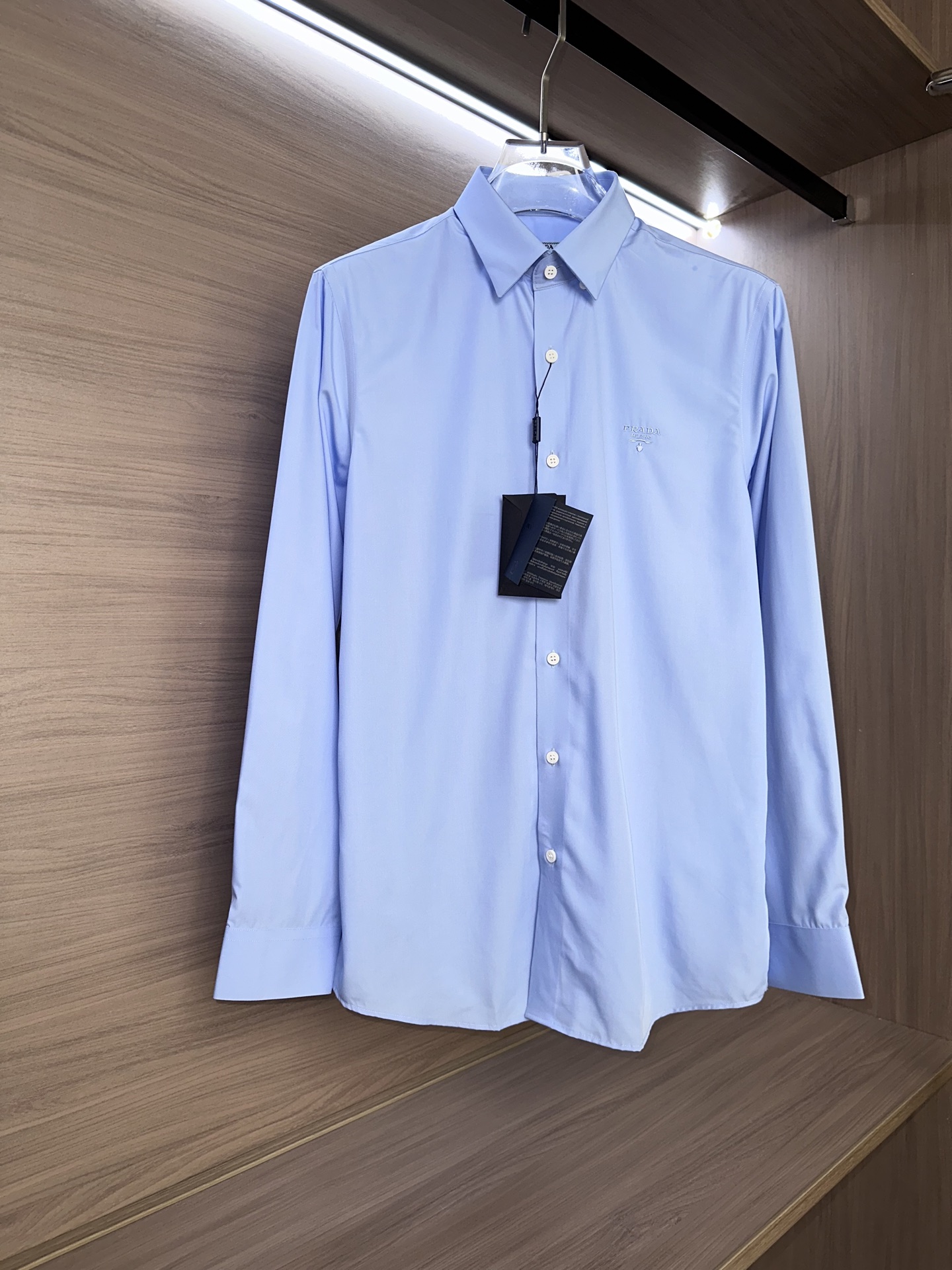 顶级顶级单品，PRADA普拉达26SS春夏专柜在售全新出炉四个颜色都好看的.男士时装款缎纹府绸棉长袖衬衫
