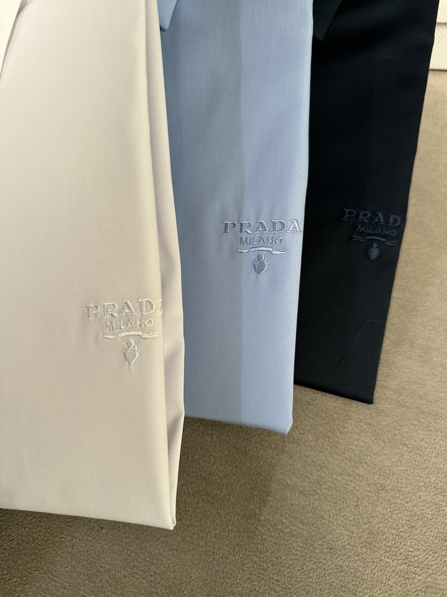 顶级顶级单品，PRADA普拉达26SS春夏专柜在售全新出炉四个颜色都好看的.男士时装款缎纹府绸棉长袖衬衫