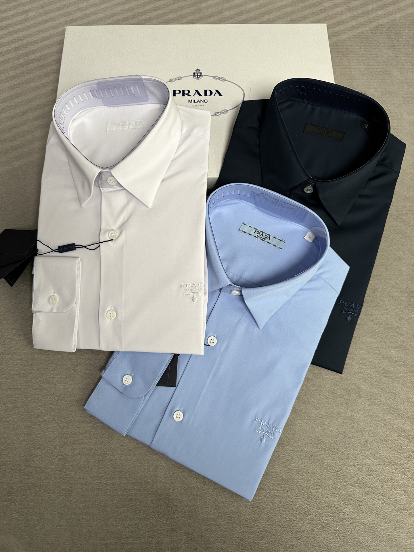 顶级顶级单品，PRADA普拉达26SS春夏专柜在售全新出炉四个颜色都好看的.男士时装款缎纹府绸棉长袖衬衫