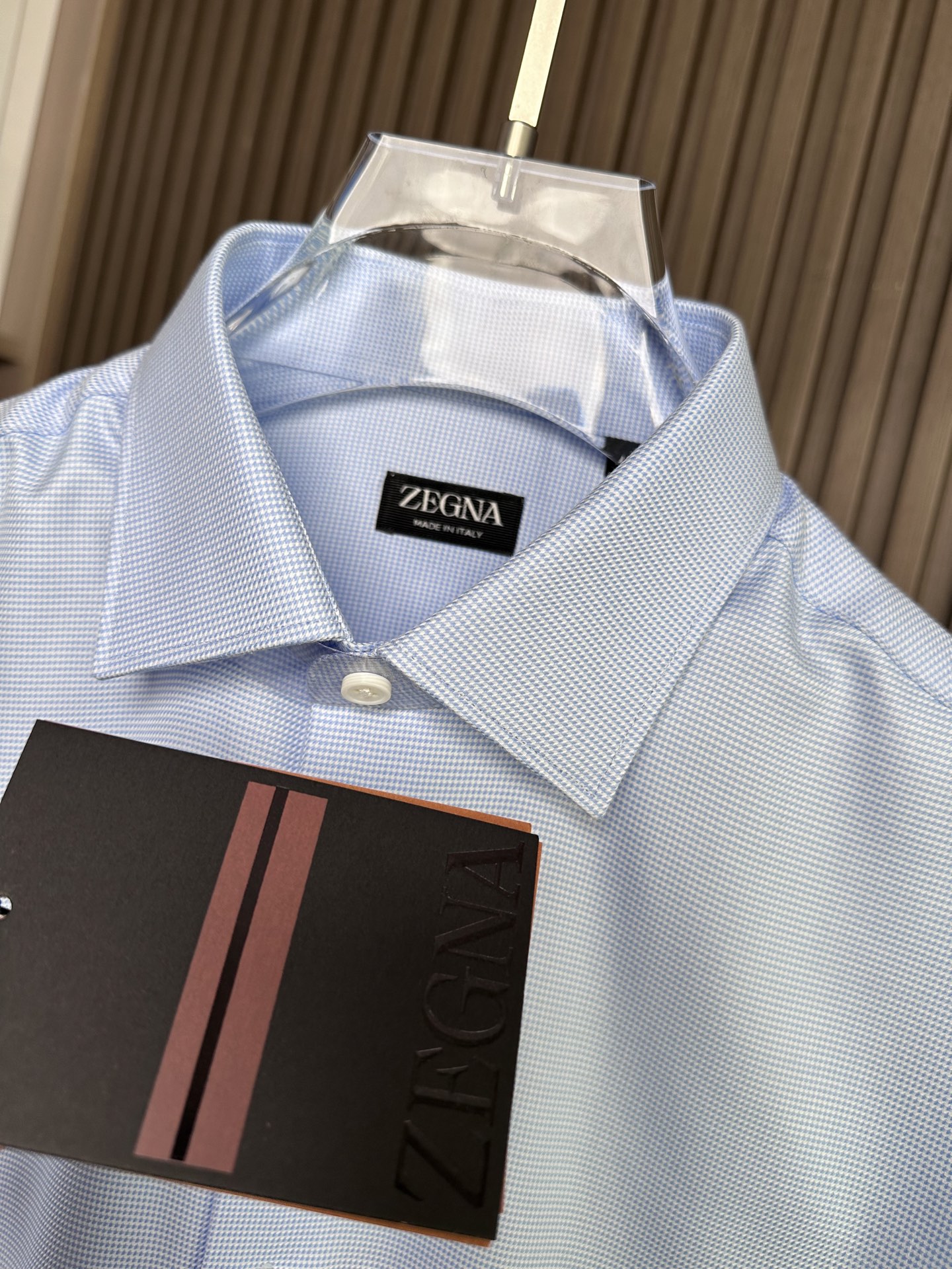 杰尼亚EZ主牌，男士长袖衬衫设计上沿袭了他家现代极简主义基调，将意式的都市高贵格调发挥到极致，整体造型干