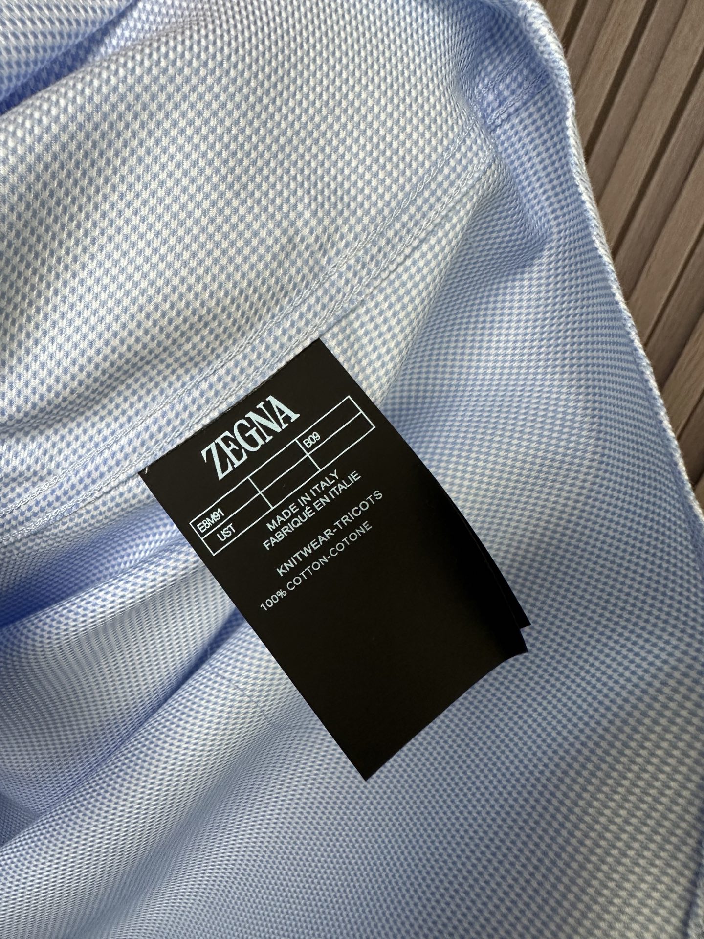 杰尼亚EZ主牌，男士长袖衬衫设计上沿袭了他家现代极简主义基调，将意式的都市高贵格调发挥到极致，整体造型干