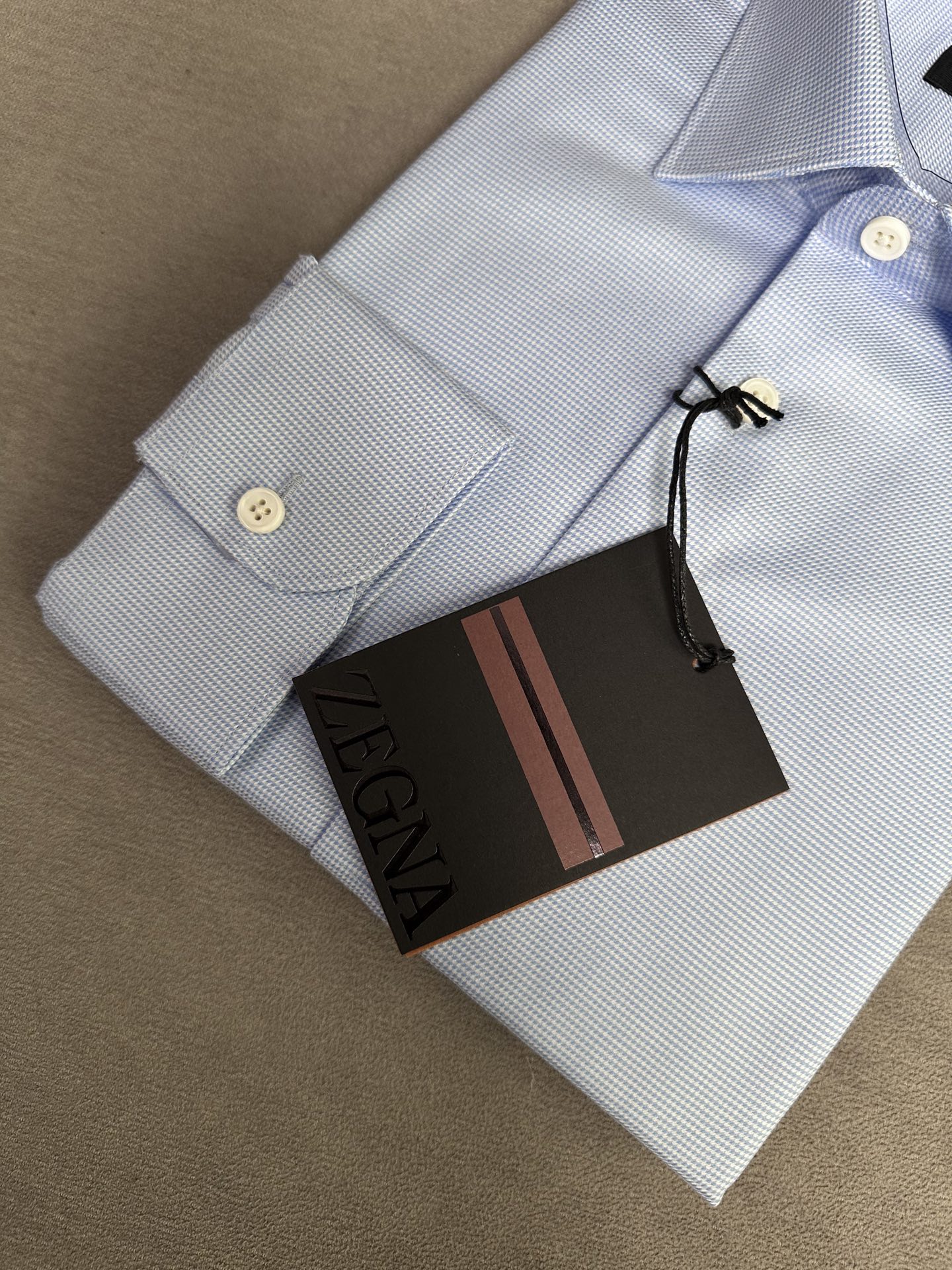 杰尼亚EZ主牌，男士长袖衬衫设计上沿袭了他家现代极简主义基调，将意式的都市高贵格调发挥到极致，整体造型干