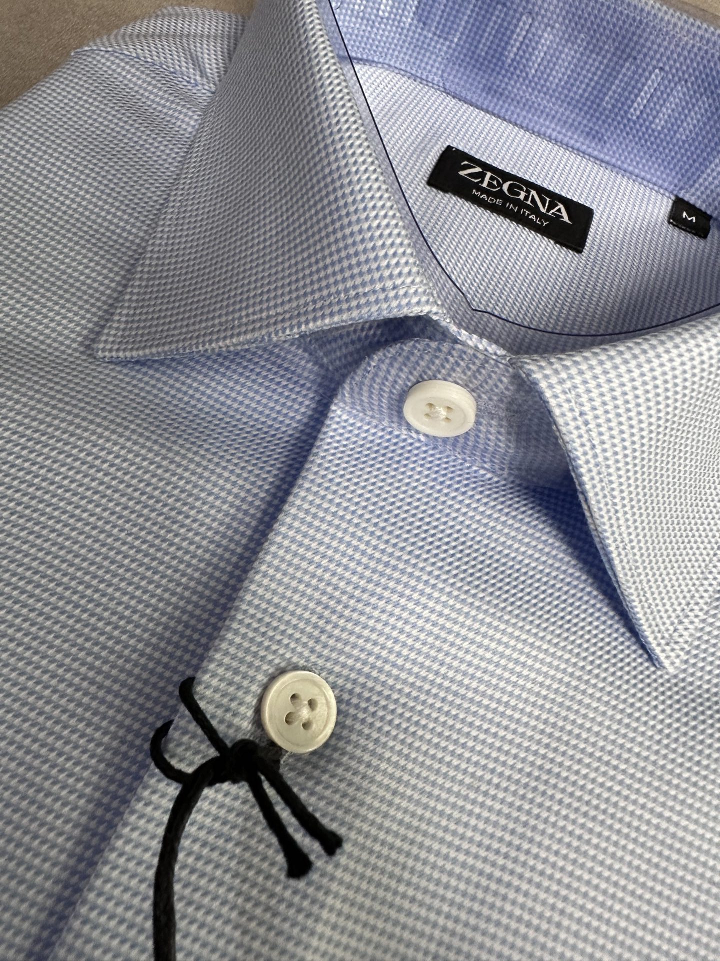 杰尼亚EZ主牌，男士长袖衬衫设计上沿袭了他家现代极简主义基调，将意式的都市高贵格调发挥到极致，整体造型干