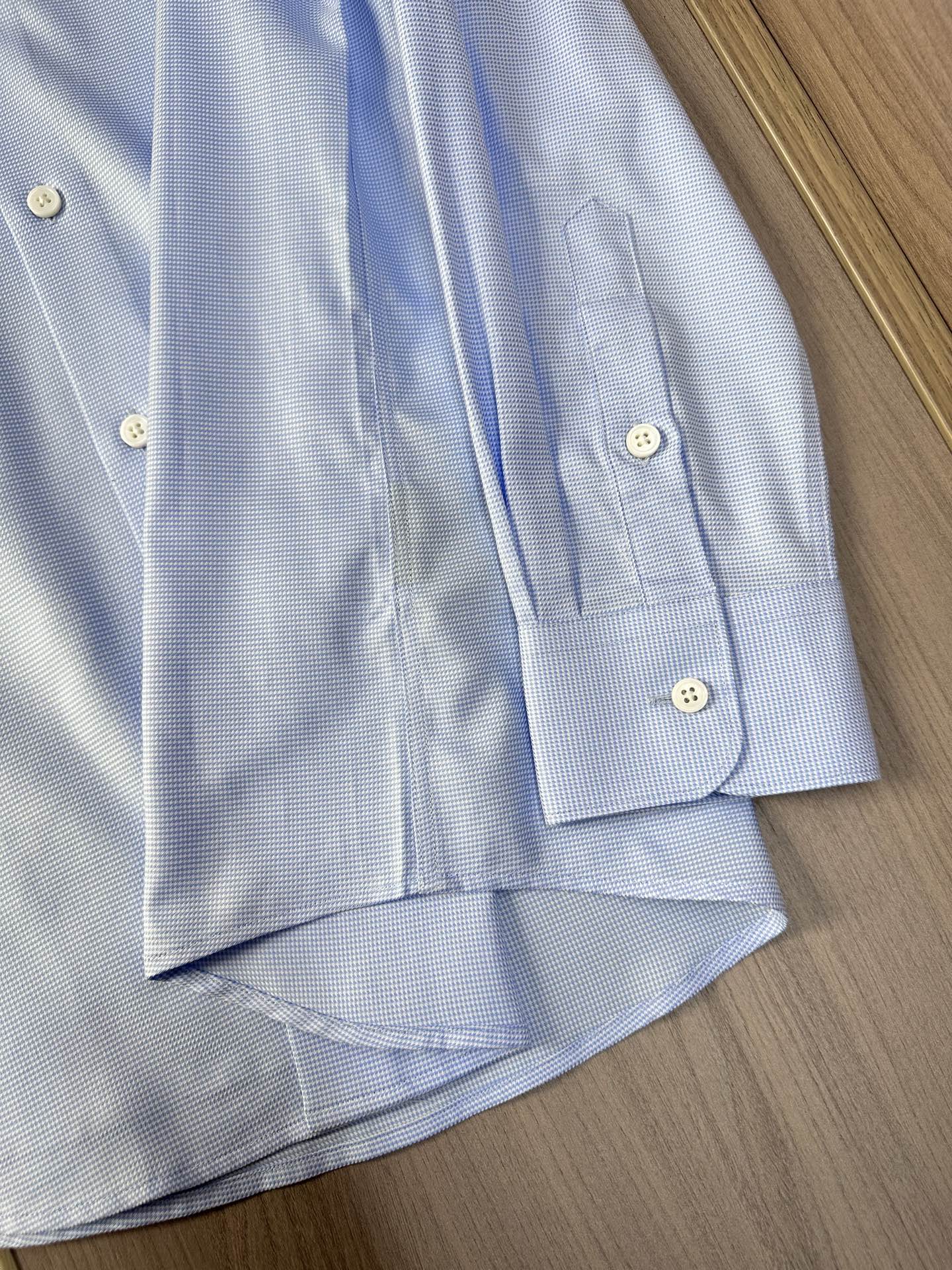 杰尼亚EZ主牌，男士长袖衬衫设计上沿袭了他家现代极简主义基调，将意式的都市高贵格调发挥到极致，整体造型干