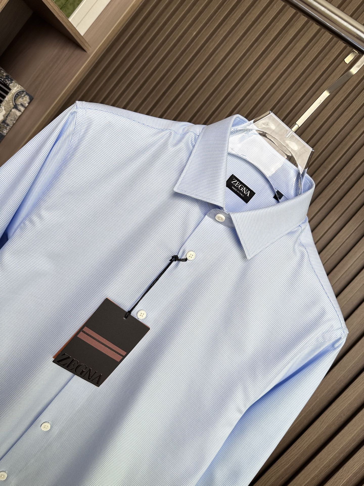 杰尼亚EZ主牌，男士长袖衬衫设计上沿袭了他家现代极简主义基调，将意式的都市高贵格调发挥到极致，整体造型干