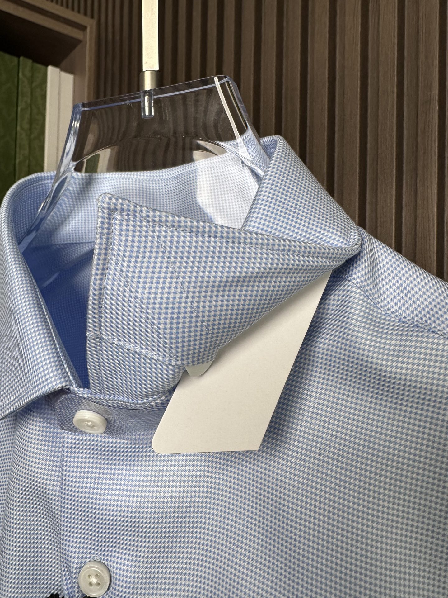 杰尼亚EZ主牌，男士长袖衬衫设计上沿袭了他家现代极简主义基调，将意式的都市高贵格调发挥到极致，整体造型干