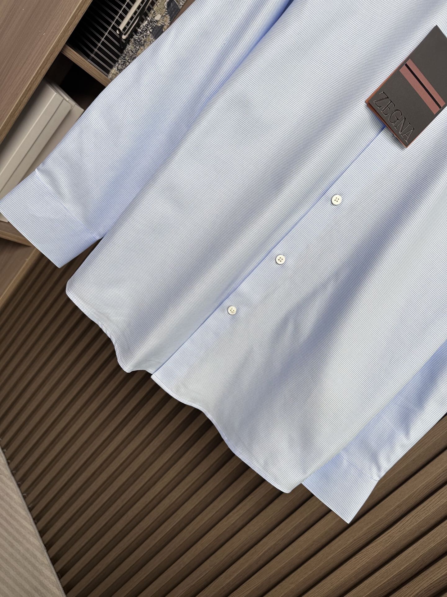 杰尼亚EZ主牌，男士长袖衬衫设计上沿袭了他家现代极简主义基调，将意式的都市高贵格调发挥到极致，整体造型干