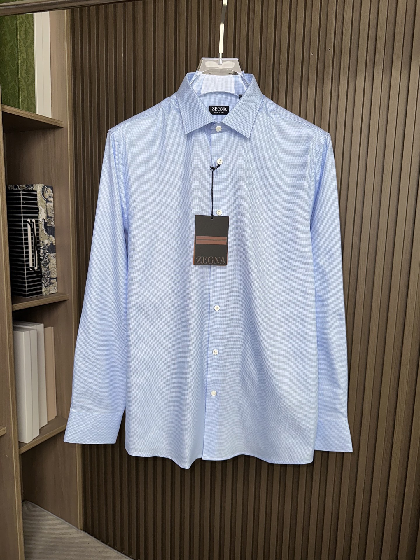 杰尼亚EZ主牌，男士长袖衬衫设计上沿袭了他家现代极简主义基调，将意式的都市高贵格调发挥到极致，整体造型干