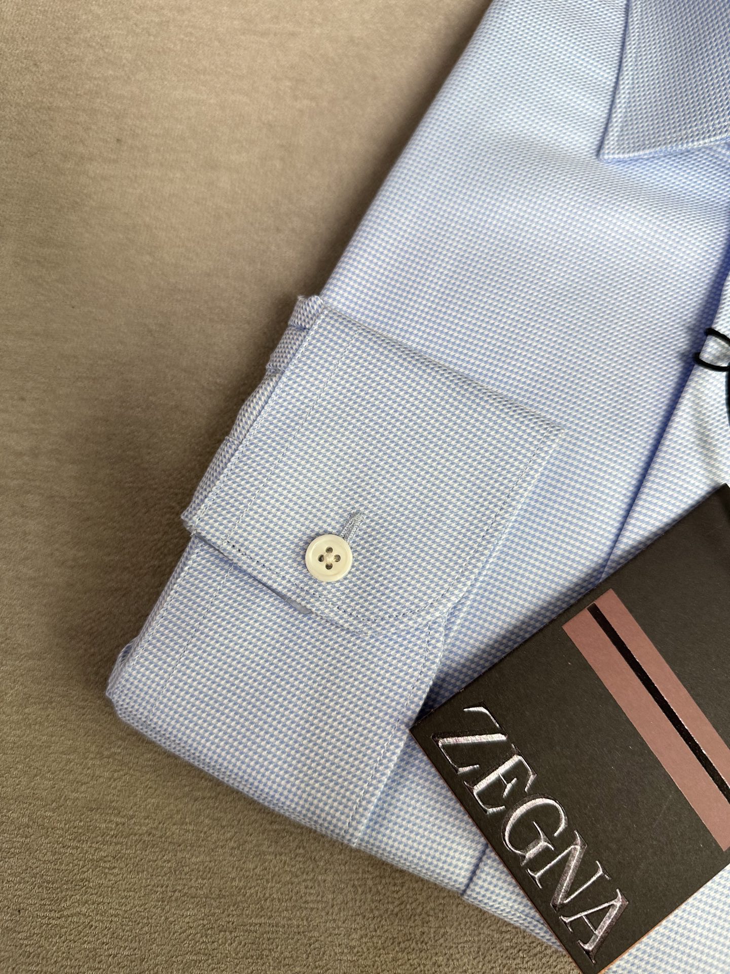 杰尼亚EZ主牌，男士长袖衬衫设计上沿袭了他家现代极简主义基调，将意式的都市高贵格调发挥到极致，整体造型干