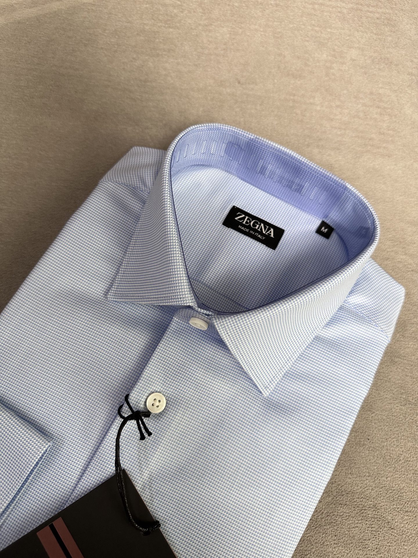 杰尼亚EZ主牌，男士长袖衬衫设计上沿袭了他家现代极简主义基调，将意式的都市高贵格调发挥到极致，整体造型干