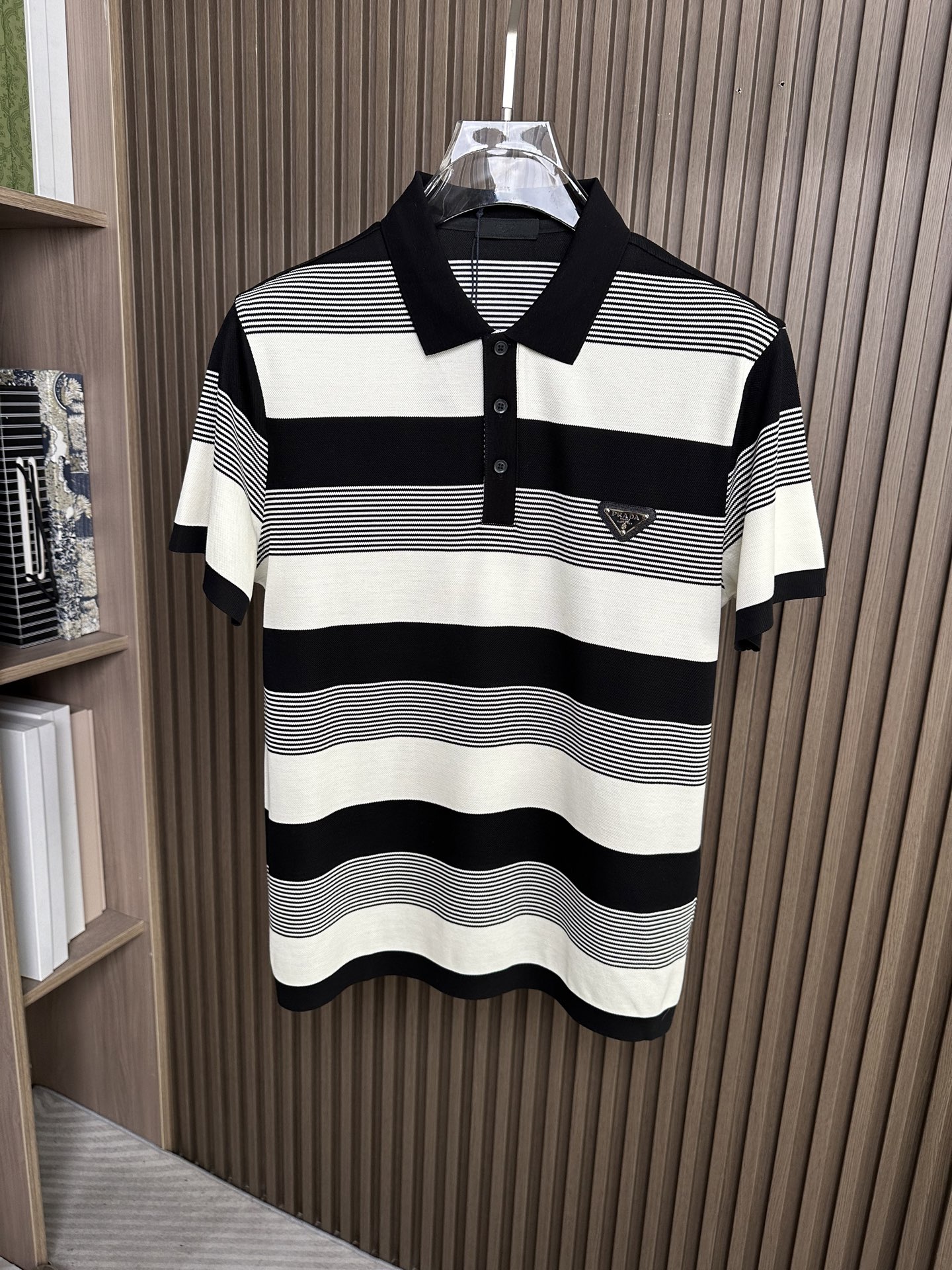 NO:756846,(Black~) P's classic Polo collar + contrasting stripes, selected high-count knitted fabric, soft and delicate to the touch, and the fabric has micro-elastic properties and excellent drape, breaking the monotony, and has a retro accent, allowing you to easily stand out in the crowd. Color: dark coffee, dark blue, dark green, code number: 48-56,,19860909（黑～）P家 经典Polo领+撞色条纹,甄选高支针织面料,触感柔软细腻亲肤,面料自带微弹属性,垂坠感极佳,打破单调感,自带复古腔调,让你在人群中轻松出彩. 颜色:给,深咖 深蓝,墨绿, 码数:48-56,,,Men's clothing