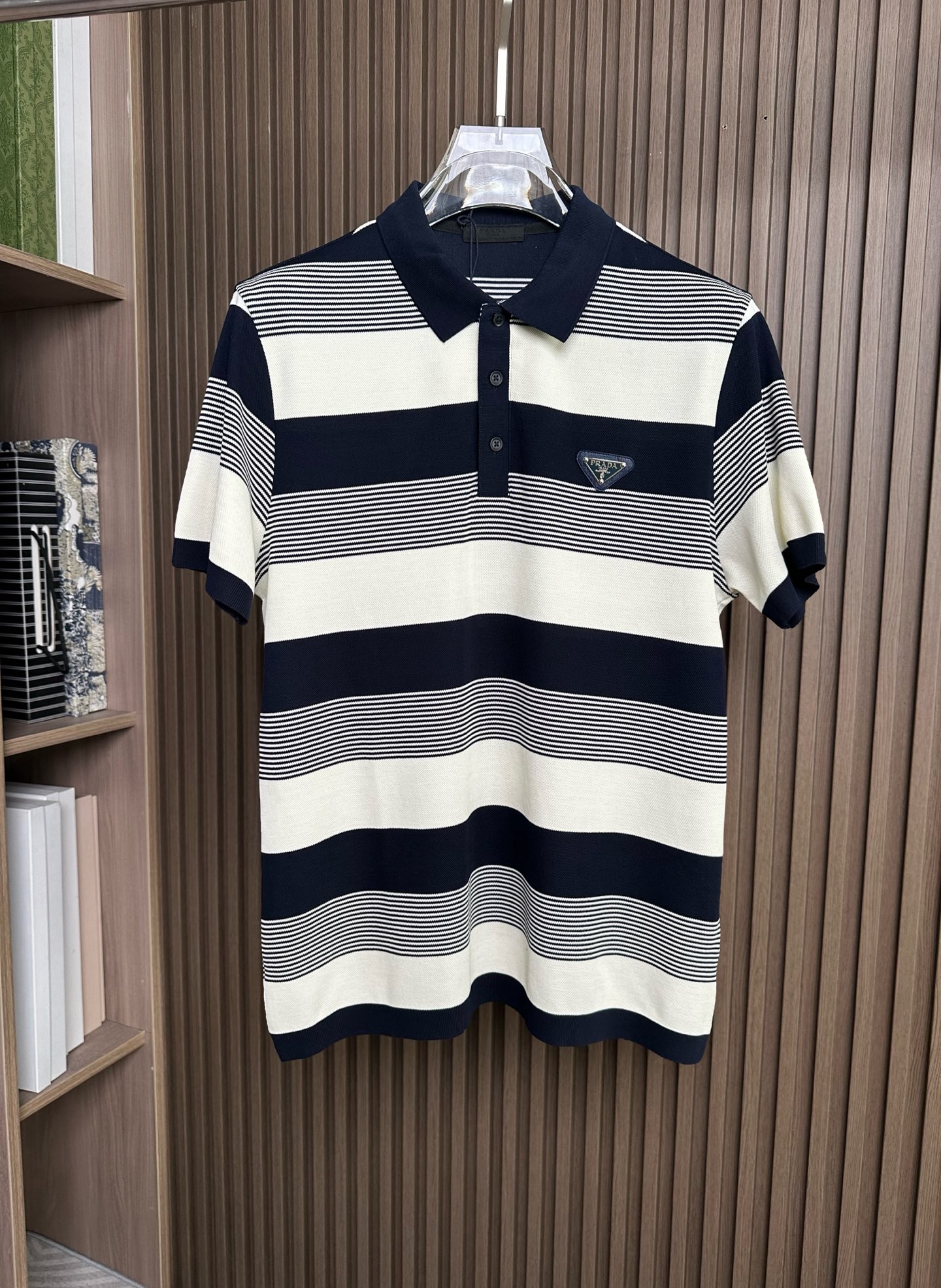 NO:756840,(Navy blue~) P family classic Polo collar + contrasting stripes, selected high-count knitted fabric, soft and delicate to the touch, and the fabric has micro-elastic properties and excellent drape, breaking the monotony, and has a retro accent, allowing you to easily stand out in the crowd. Color: dark coffee, dark blue, dark green, code number: 48-56,,19860909（藏蓝～）P家 经典Polo领+撞色条纹,甄选高支针织面料,触感柔软细腻亲肤,面料自带微弹属性,垂坠感极佳,打破单调感,自带复古腔调,让你在人群中轻松出彩. 颜色:给,深咖 深蓝,墨绿, 码数:48-56,,,Men's clothing