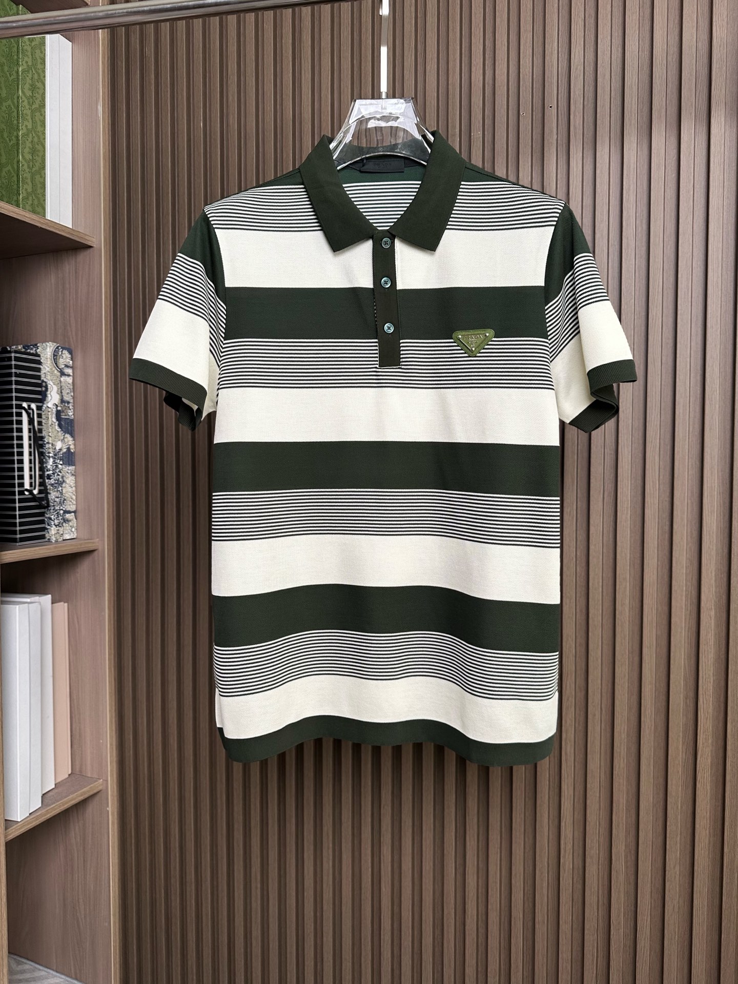 NO:756842,(Dark green ~) P’s classic Polo collar + contrasting stripes, selected high-count knitted fabric, soft and delicate to the touch, and the fabric has micro-elastic properties, excellent drape, breaks the monotony, and has a retro accent, allowing you to easily stand out in the crowd. Color: dark coffee, dark blue, dark green, code number: 48-56,,19860909（墨绿～）P家 经典Polo领+撞色条纹,甄选高支针织面料,触感柔软细腻亲肤,面料自带微弹属性,垂坠感极佳,打破单调感,自带复古腔调,让你在人群中轻松出彩. 颜色:给,深咖 深蓝,墨绿, 码数:48-56,,,Men's clothing