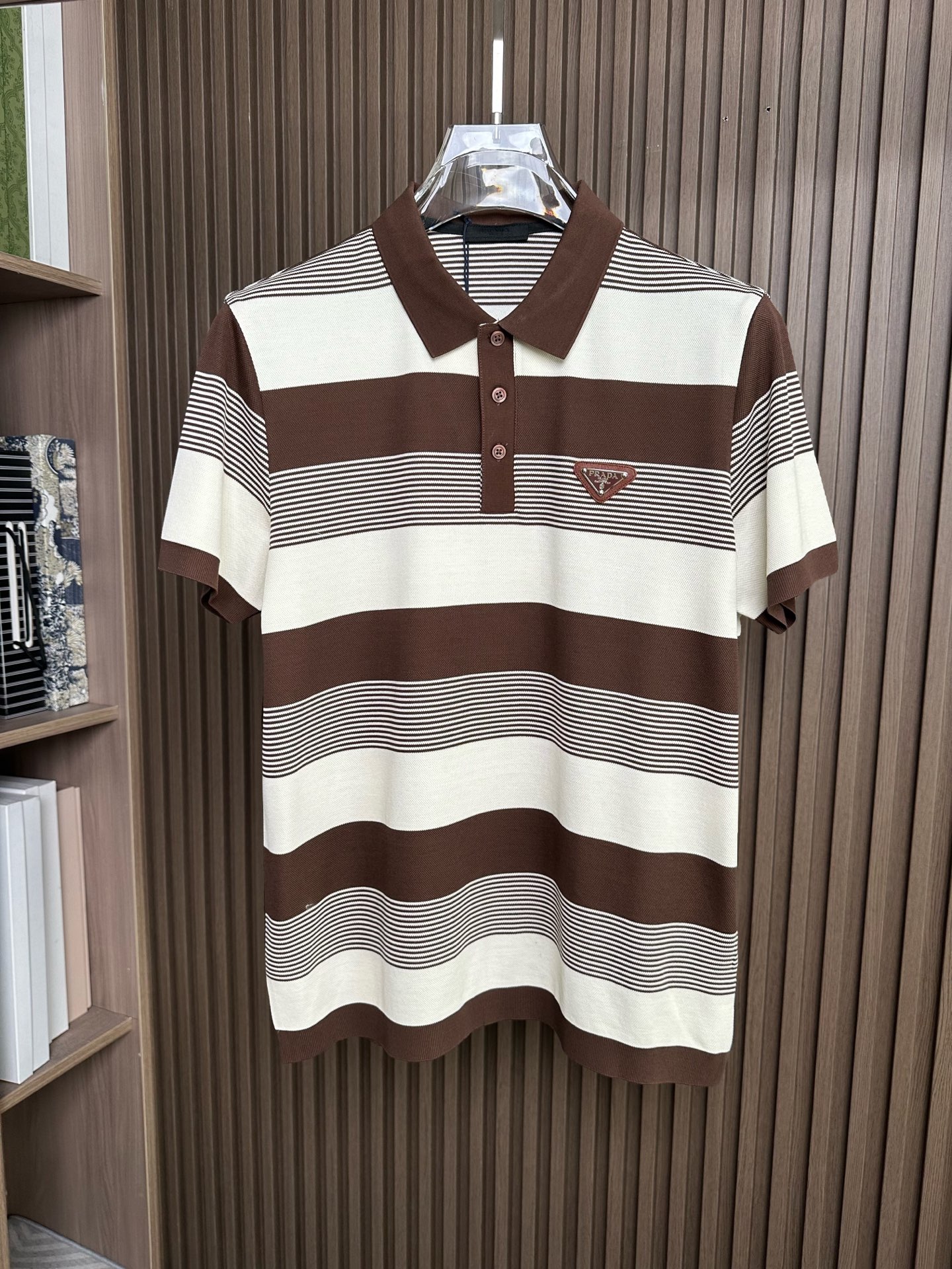 NO:756844,(Dark Coffee ~) P’s classic Polo collar + contrasting stripes, selected high-count knitted fabric, soft and delicate to the skin, the fabric has micro-elastic properties, excellent drape, breaks the monotony, has a retro accent, allowing you to easily stand out in the crowd. Color: dark coffee, dark blue, dark green, code number: 48-56,,19860909（深咖～）P家 经典Polo领+撞色条纹,甄选高支针织面料,触感柔软细腻亲肤,面料自带微弹属性,垂坠感极佳,打破单调感,自带复古腔调,让你在人群中轻松出彩. 颜色:给,深咖 深蓝,墨绿, 码数:48-56,,,Men's clothing