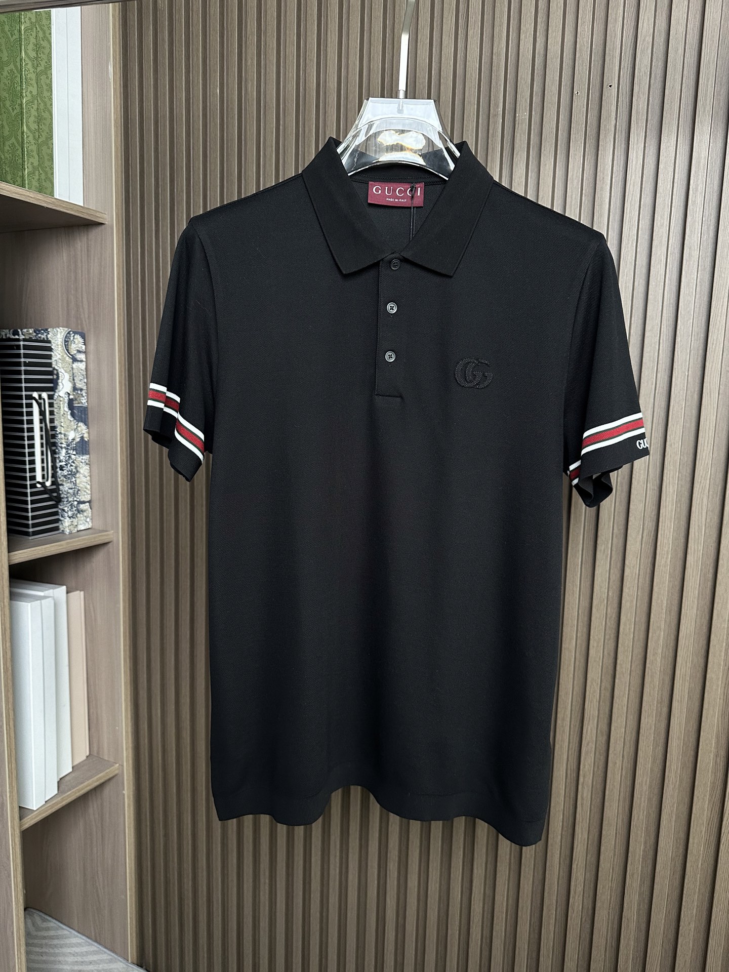 NO:756848,GUCCI Gucci 26SS spring and summer new style lapel short sleeves, hem-dyed Polo, comfortable feel, original customization, high-end atmosphere, cuffs with integrated red and white striped letter logo, chest patch double G design, fashionable and versatile. Color black, army green, apricot, code number 48-56,, gucci, T-shirt,19860909GUCCI古奇26SS春夏新款翻领短袖,起脚色织Polo 手感舒适 原版定制 高端大气 袖口搭配一体红白条纹字母logo,胸前贴布双G设计,时尚百搭款. 颜色黑 军绿,杏色 码数48-56,,gucci,T-shirt,,Men's clothing