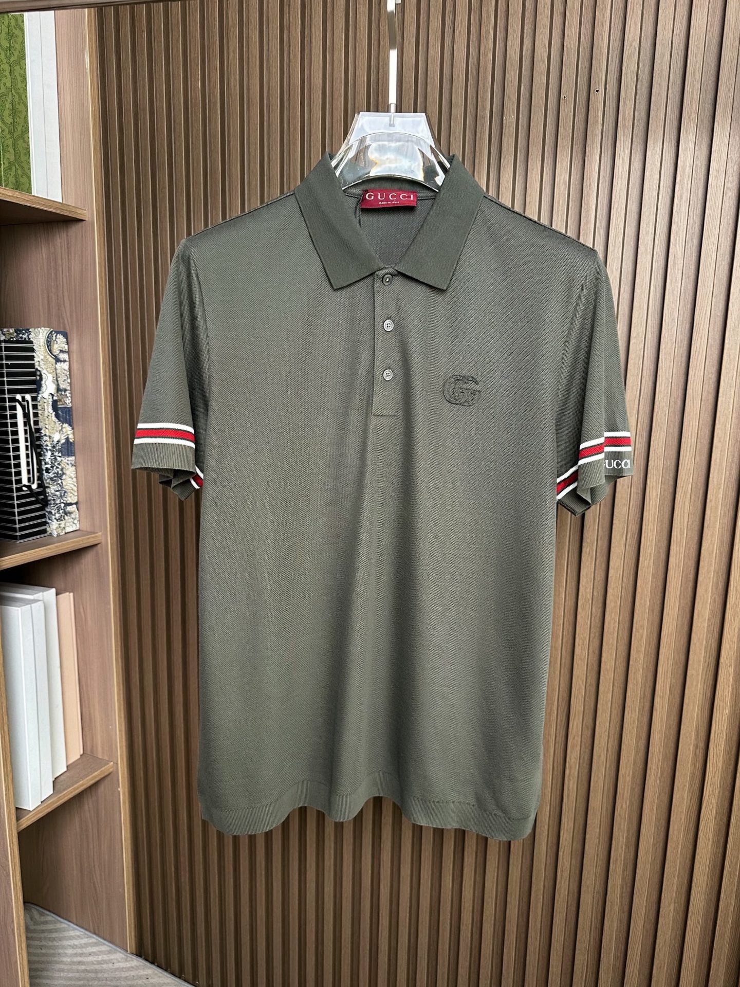 NO:756850,(Army Green) GUCCI Gucci 26SS Spring and Summer New Style Lapel Short Sleeves, Knotted Color Woven Polo, Comfortable Hand Feel, Original Customization, High-End Atmosphere, The Cuffs Are Matched With One-piece Red and White Striped Letters Logo, Double G Design on the Chest, Fashionable and Versatile. Color: Black, Army Green, Apricot, Code Number 48-56,, gucci, T-shirt,19860909（军绿）GUCCI古奇26SS春夏新款翻领短袖,起脚色织Polo 手感舒适 原版定制 高端大气 袖口搭配一体红白条纹字母logo,胸前贴布双G设计,时尚百搭款. 颜色黑 军绿,杏色 码数48-56,,gucci,T-shirt,,Men's clothing