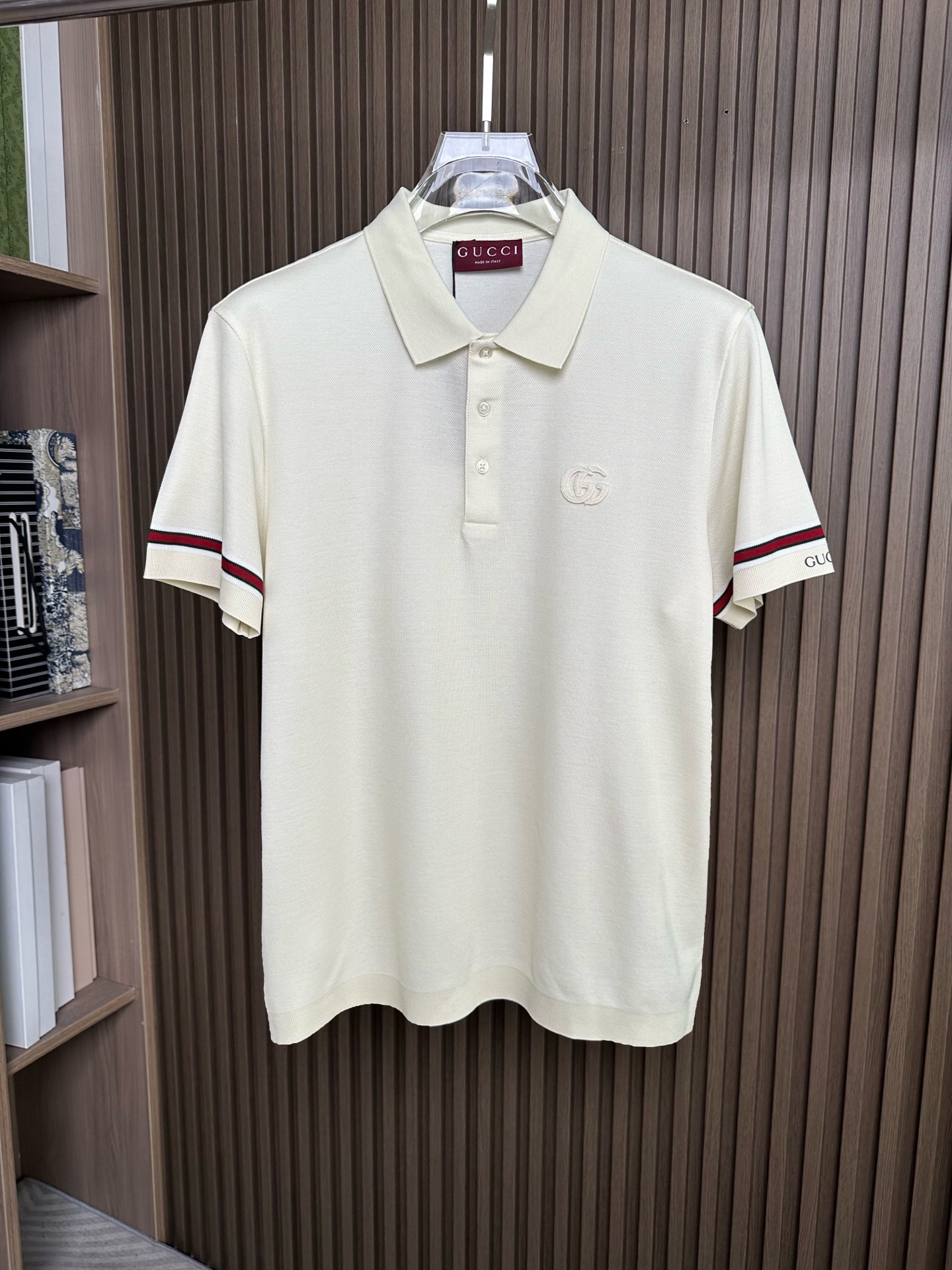 NO:756852,(Apricot color ~) GUCCI Gucci 26SS new spring and summer lapel short-sleeved, hem-dyed Polo, comfortable to the touch, original customization, high-end atmosphere, cuffs with integrated red and white striped letter logo, double G design on the chest, fashionable and versatile. Color: black, army green, apricot, code number 48-56,, gucci, T-shirt,19860909（杏色～）GUCCI古奇26SS春夏新款翻领短袖,起脚色织Polo 手感舒适 原版定制 高端大气 袖口搭配一体红白条纹字母logo,胸前贴布双G设计,时尚百搭款. 颜色黑 军绿,杏色 码数48-56,,gucci,T-shirt,,Men's clothing