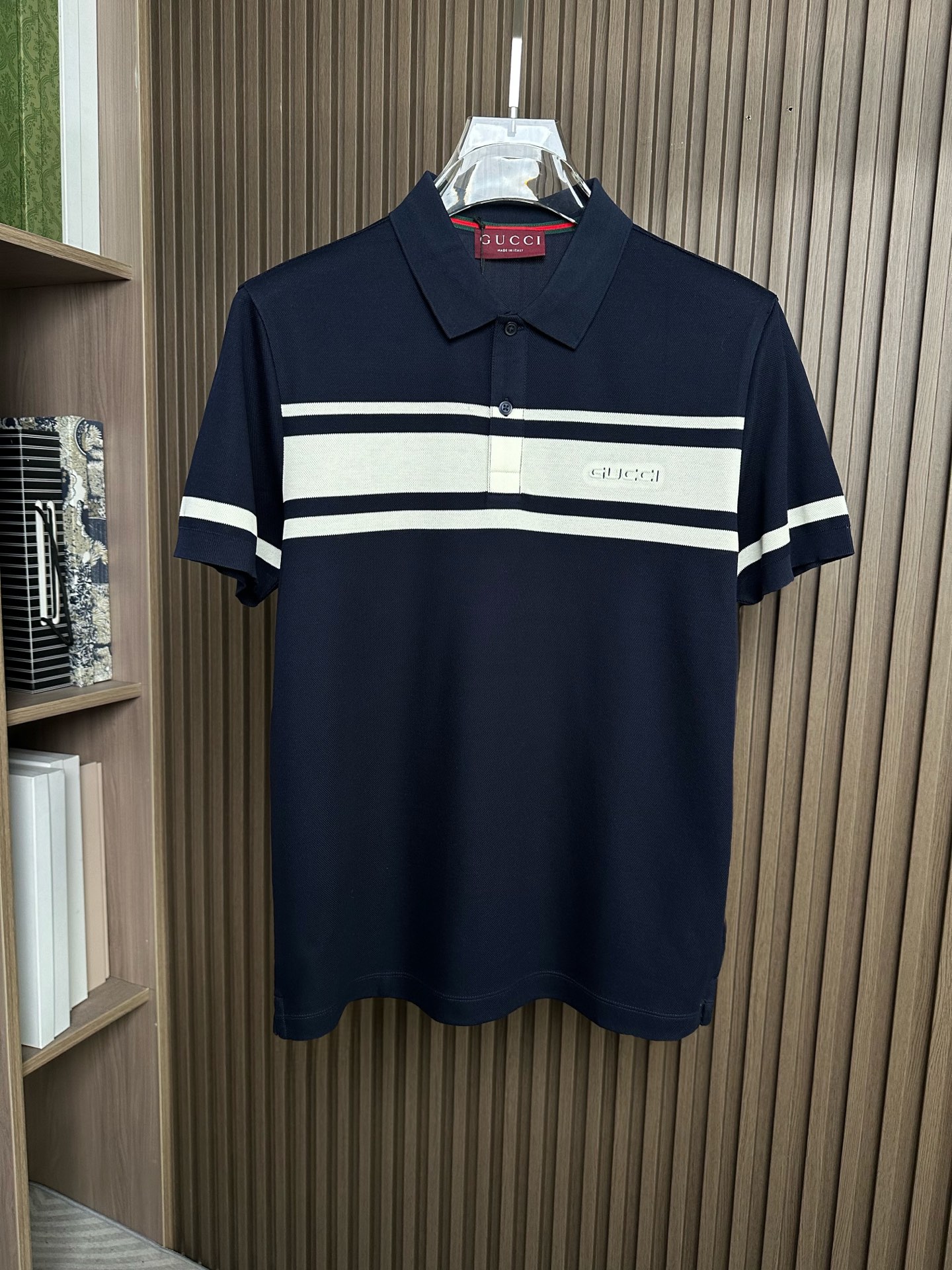 NO:756853,(Navy blue ~) GUCCI Gucci 26SS new spring and summer lapel short-sleeved, hem-dyed Polo, comfortable to the touch, original customization, high-end atmosphere, cuffs with integrated stripes, wide and narrow stripes on the chest with letter design, fashionable and versatile. Color navy, apricot, code number 48-56,, gucci, T-shirt,19860909（藏蓝色～）GUCCI古奇26SS春夏新款翻领短袖,起脚色织Polo 手感舒适 原版定制 高端大气 袖口搭配一体条纹,胸前宽窄条纹搭配字母设计,时尚百搭款. 颜色藏蓝,杏色 码数48-56,,gucci,T-shirt,,Men's clothing