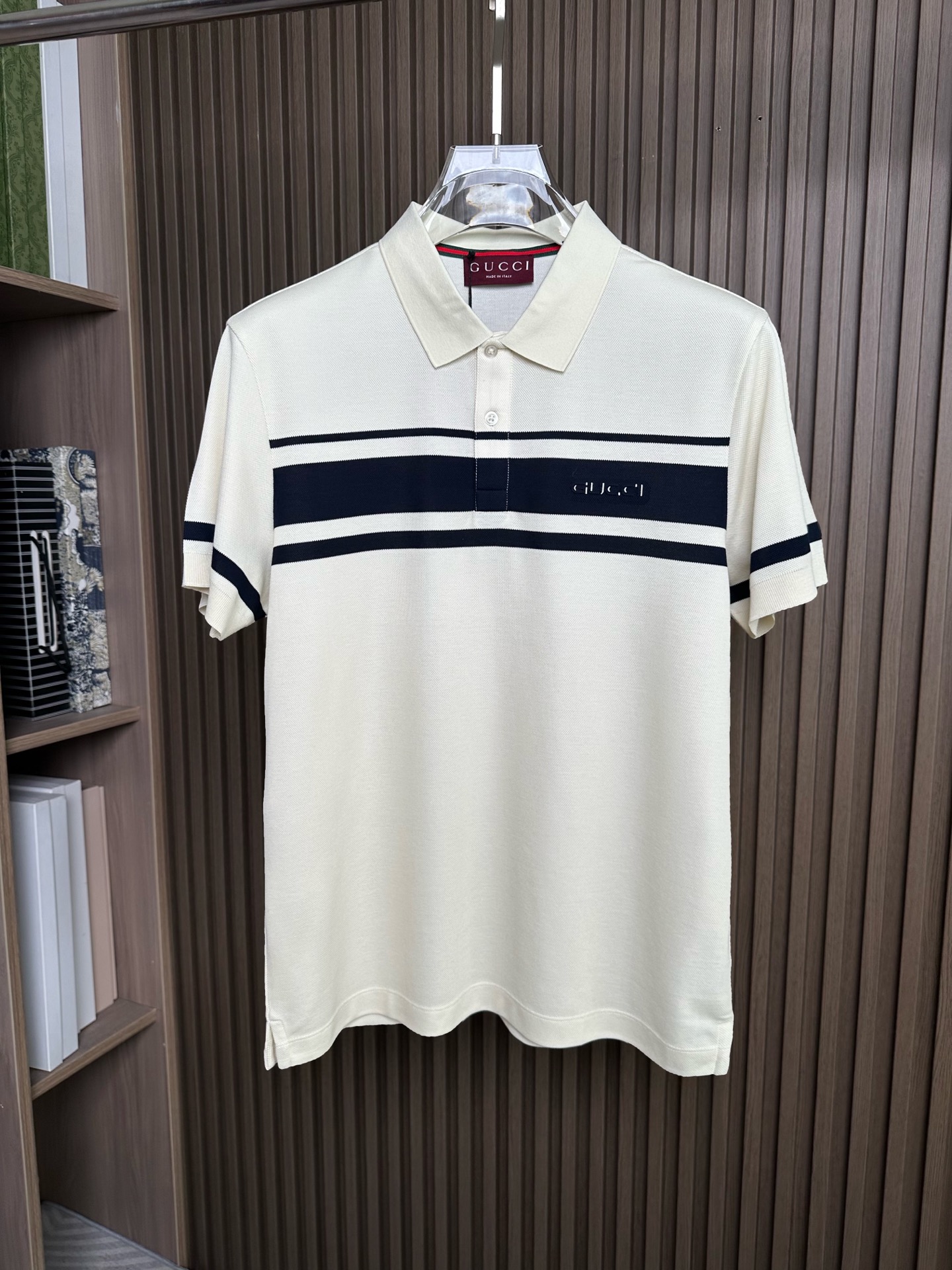 NO:756856,(Apricot color ~) GUCCI Gucci 26SS new spring and summer lapel short-sleeved, hem-dyed Polo, comfortable to the touch, original customization, high-end atmosphere, cuffs with integrated stripes, wide and narrow stripes on the chest with letter design, fashionable and versatile. Color navy, apricot, code number 48-56,, gucci, T-shirt,19860909（杏色～）GUCCI古奇26SS春夏新款翻领短袖,起脚色织Polo 手感舒适 原版定制 高端大气 袖口搭配一体条纹,胸前宽窄条纹搭配字母设计,时尚百搭款. 颜色藏蓝,杏色 码数48-56,,gucci,T-shirt,,Men's clothing
