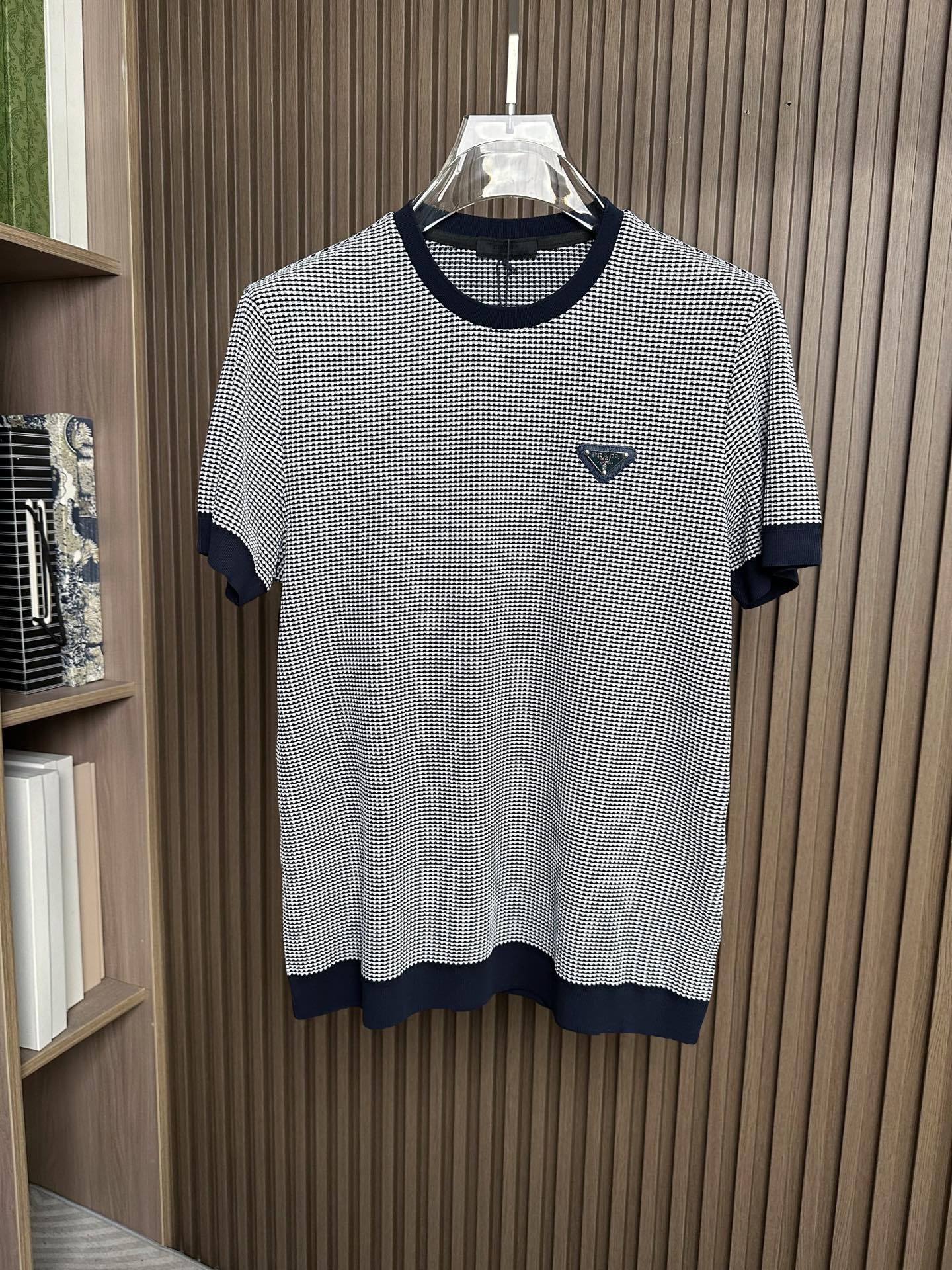 NO:756859,(Navy blue ~) PRADA 26SS spring and summer new style vertical jacquard short sleeves. Original customization. The fabric is made of imported colorful soft cotton. It is light and breathable. The upper body is silky and comfortable. It is high-end, classic and versatile. Code number is 48-56,, prada, prada, T-shirt,19860909（藏蓝～）PRADA普拉达26SS春夏新款竖条提花起脚短袖 原版定制 面料选用进口彩柔棉 轻薄透气 上身丝滑舒适 高端大气经典百搭 码数48-56,,prada,prada,T-shirt,,Men's clothing