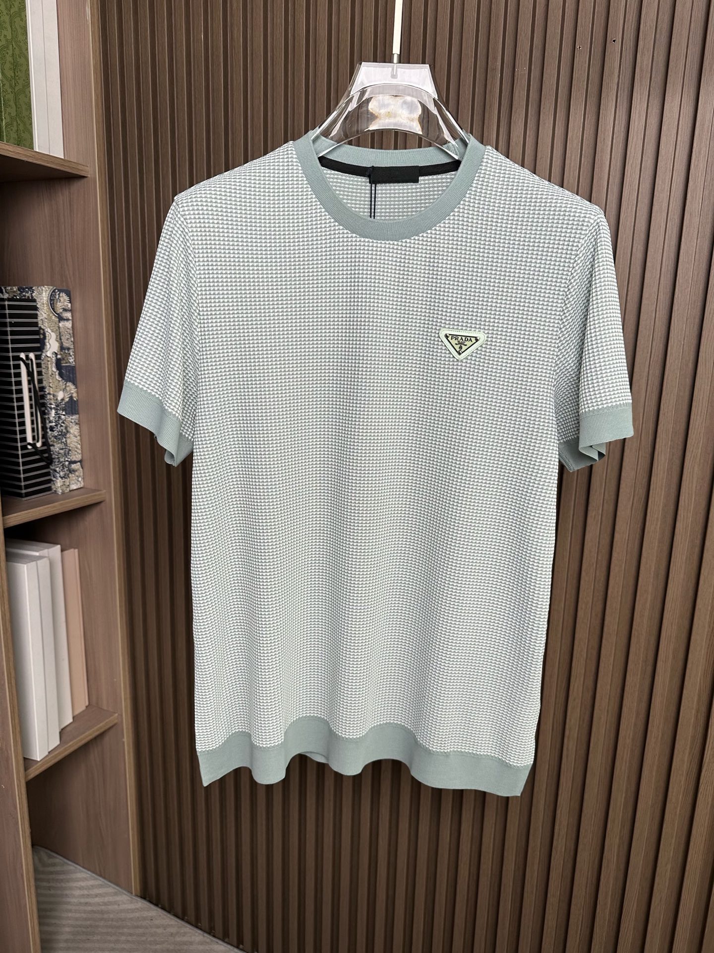 NO:756862,(Light bean green~) PRADA 26SS spring and summer new style vertical jacquard short sleeves. Original customization. The fabric is made of imported colorful soft cotton. It is light and breathable. The upper body is silky and comfortable. It is high-end, classic and versatile. Code number is 48-56,, prada, prada, T-shirt,19860909（浅豆绿～）PRADA普拉达26SS春夏新款竖条提花起脚短袖 原版定制 面料选用进口彩柔棉 轻薄透气 上身丝滑舒适 高端大气经典百搭 码数48-56,,prada,prada,T-shirt,,Men's clothing