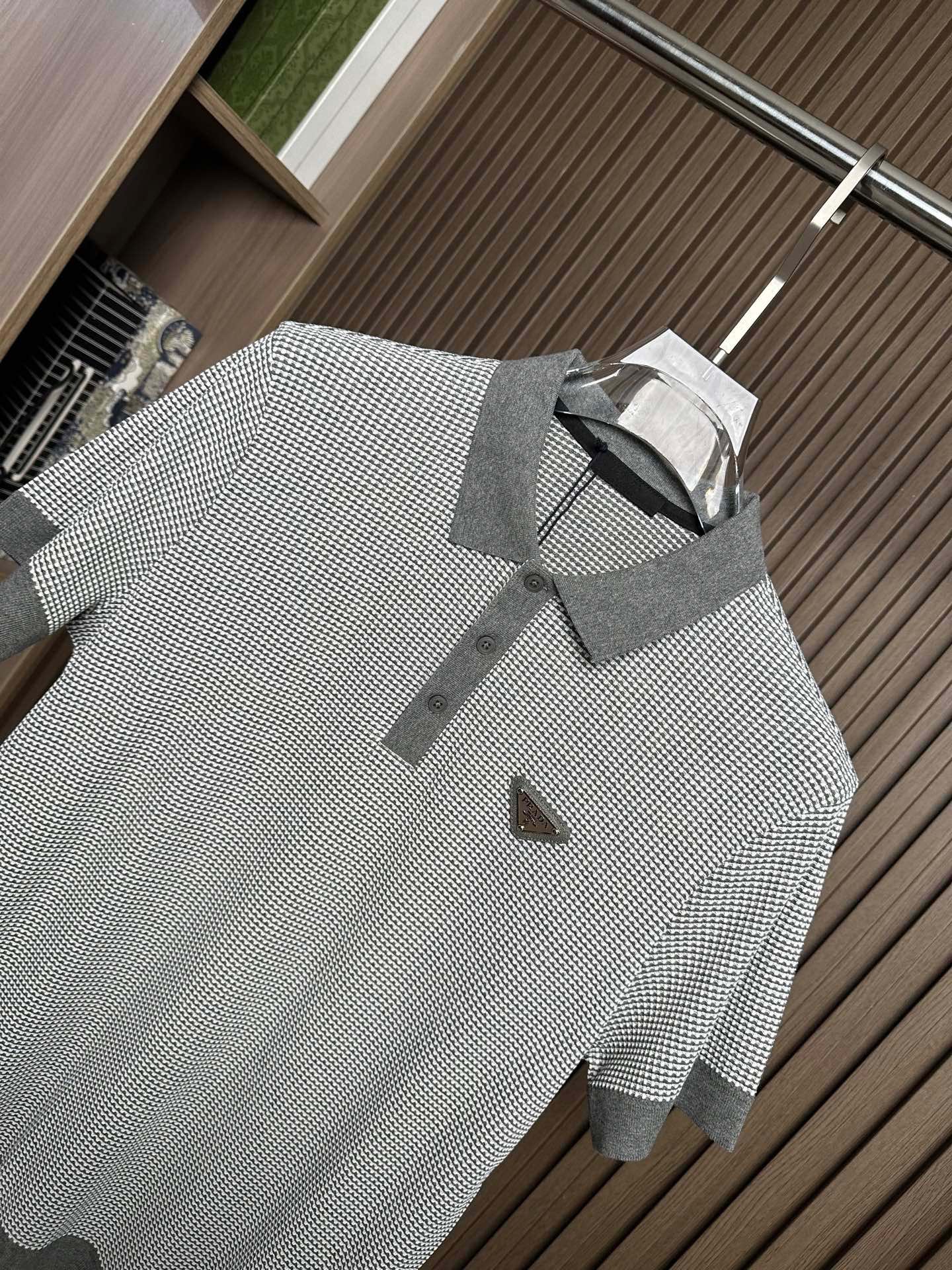 （深灰～）PRADA普拉达26SS春夏新款竖条提花起脚短袖 原版定制 面料选用进口彩柔棉 轻薄透气 上身