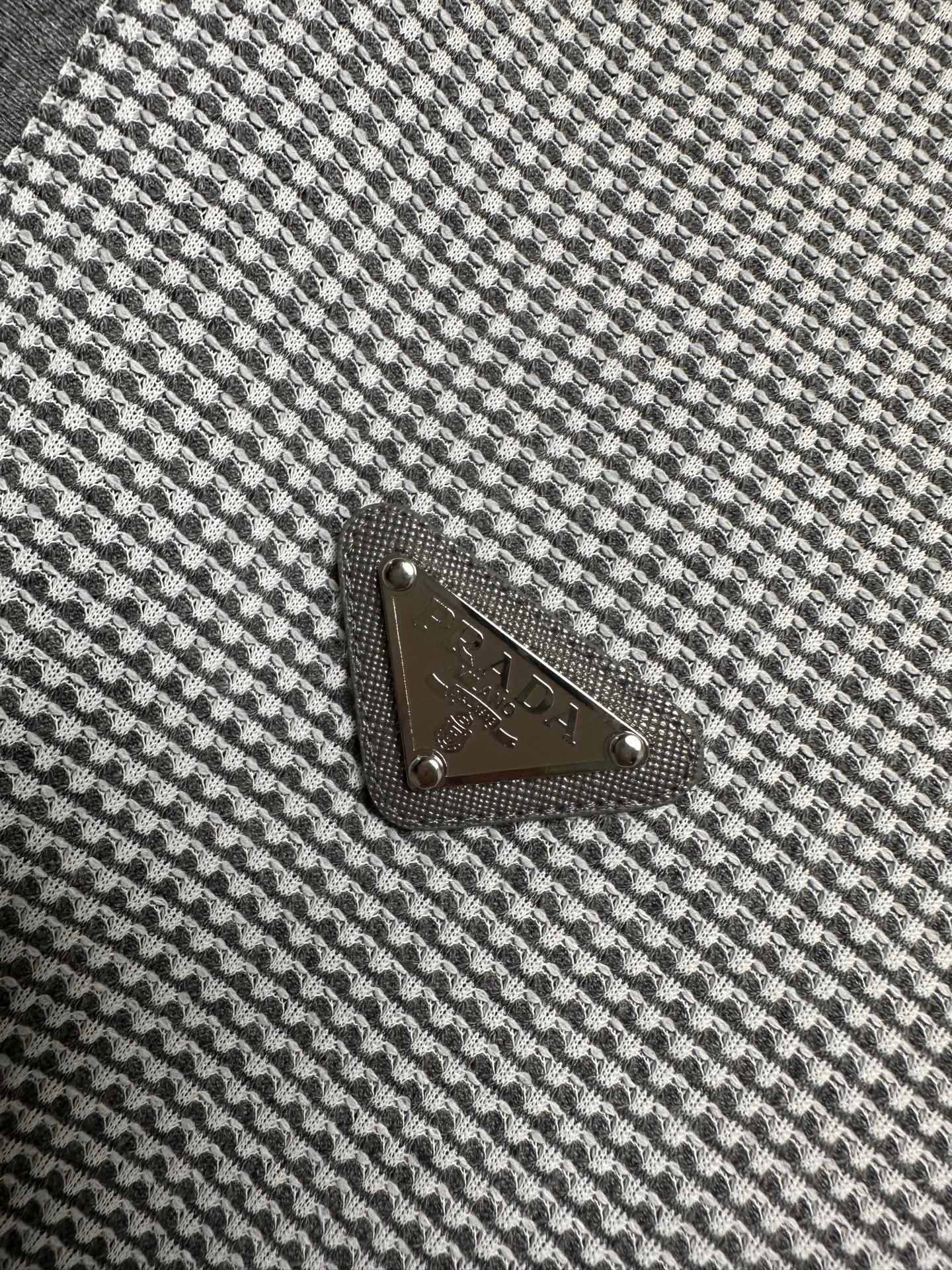 （深灰～）PRADA普拉达26SS春夏新款竖条提花起脚短袖 原版定制 面料选用进口彩柔棉 轻薄透气 上身