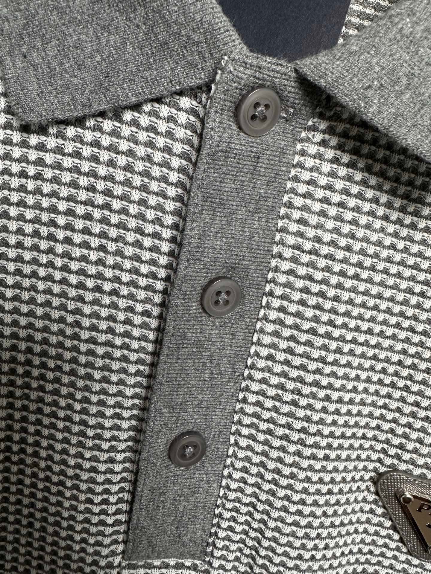 （深灰～）PRADA普拉达26SS春夏新款竖条提花起脚短袖 原版定制 面料选用进口彩柔棉 轻薄透气 上身