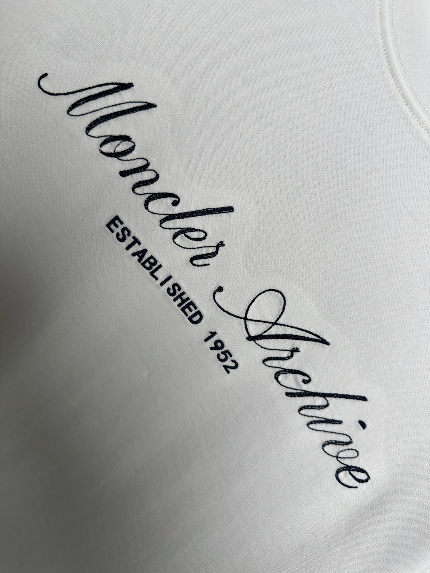 （白色～）MONCLER2026春夏短袖（领口拼接棕色🏾双层设计） MONCLER这款短袖面料采用32支
