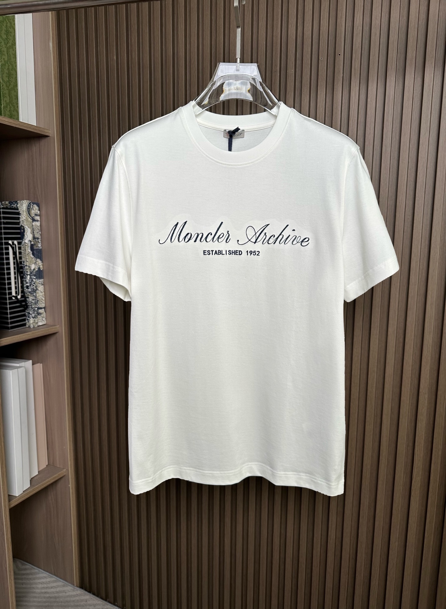 （白色～）MONCLER2026春夏短袖（领口拼接棕色🏾双层设计） MONCLER这款短袖面料采用32支
