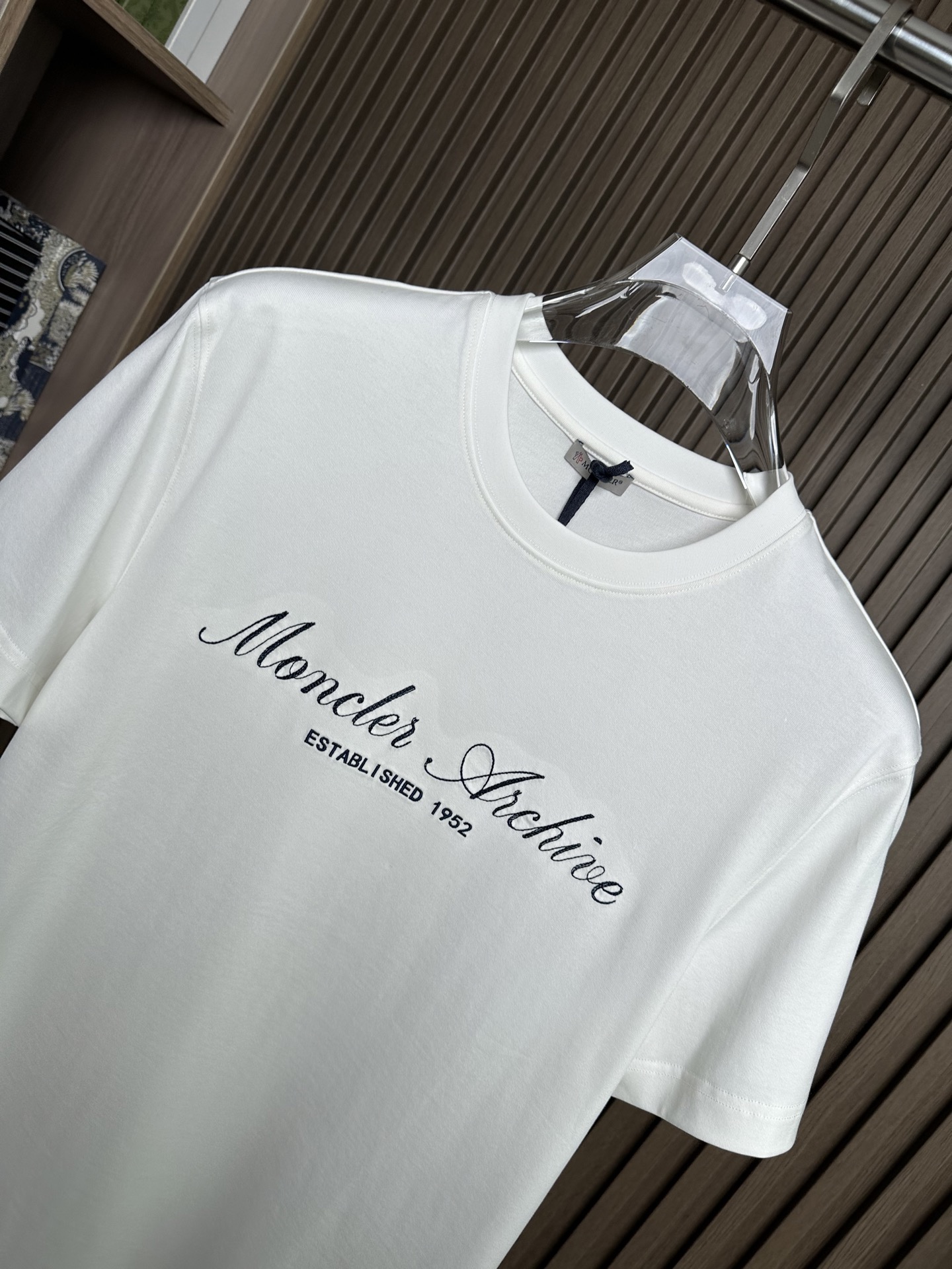 （白色～）MONCLER2026春夏短袖（领口拼接棕色🏾双层设计） MONCLER这款短袖面料采用32支