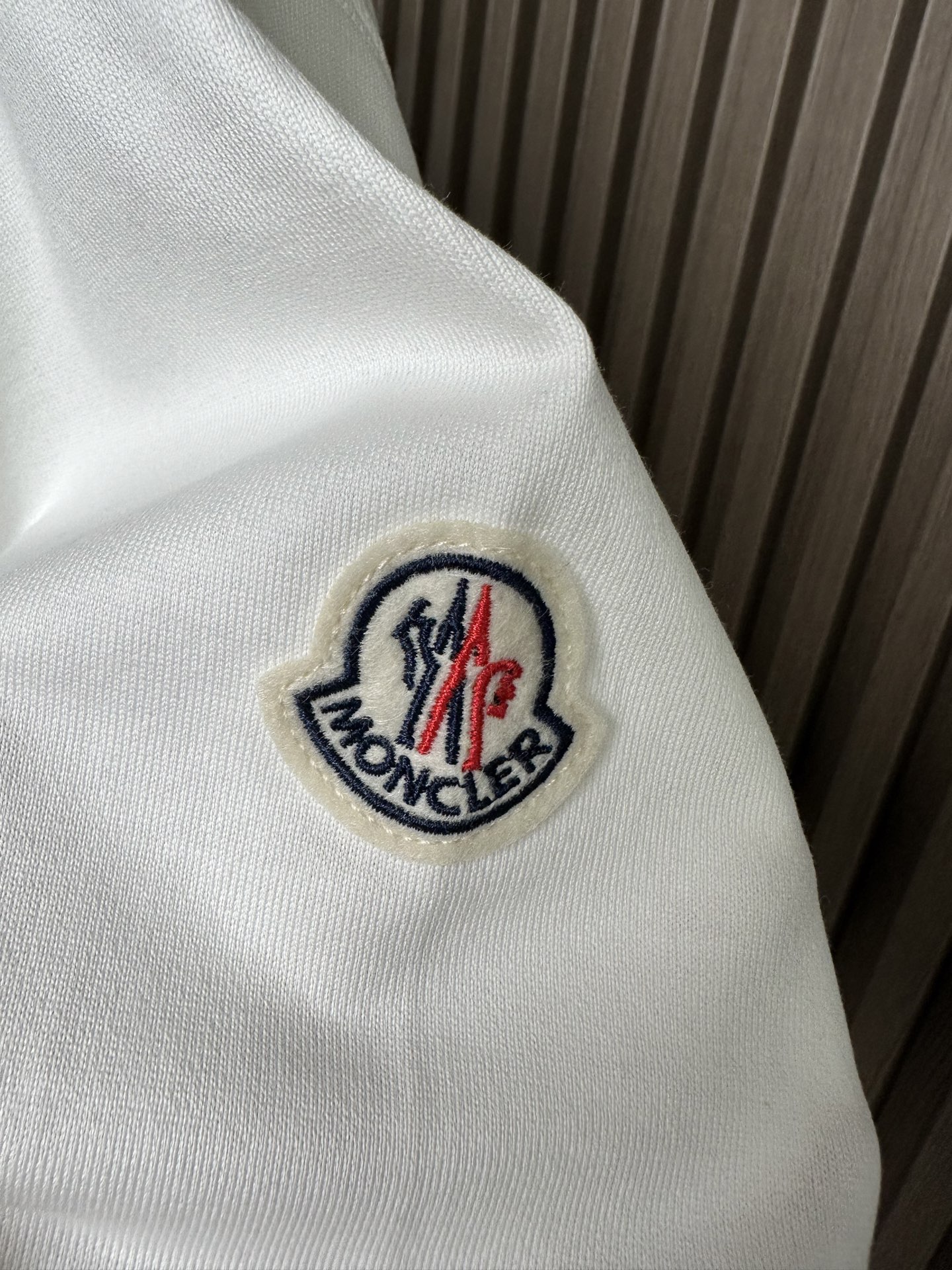 （白色～）MONCLER2026春夏短袖（领口拼接棕色🏾双层设计） MONCLER这款短袖面料采用32支