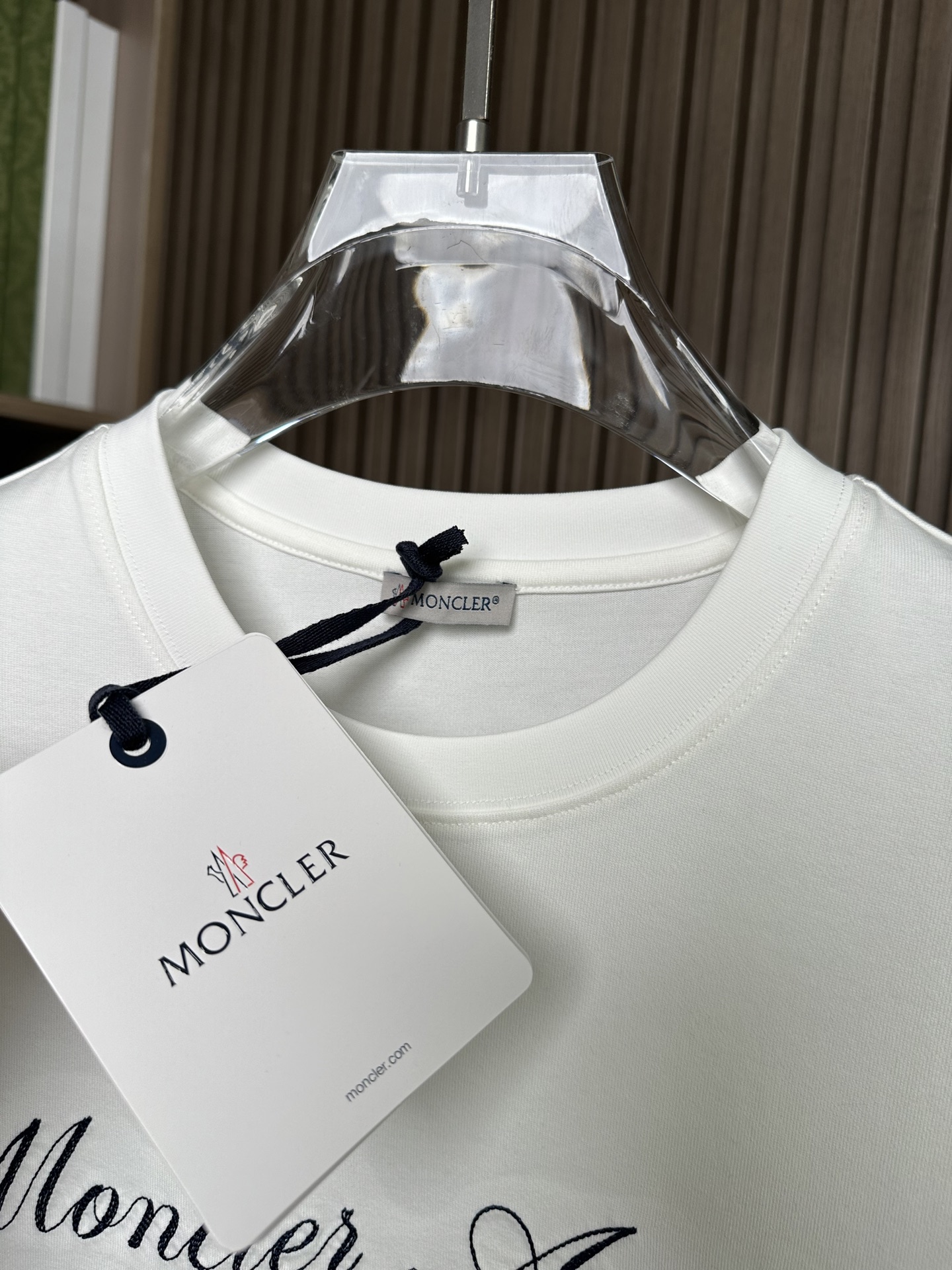 （白色～）MONCLER2026春夏短袖（领口拼接棕色🏾双层设计） MONCLER这款短袖面料采用32支