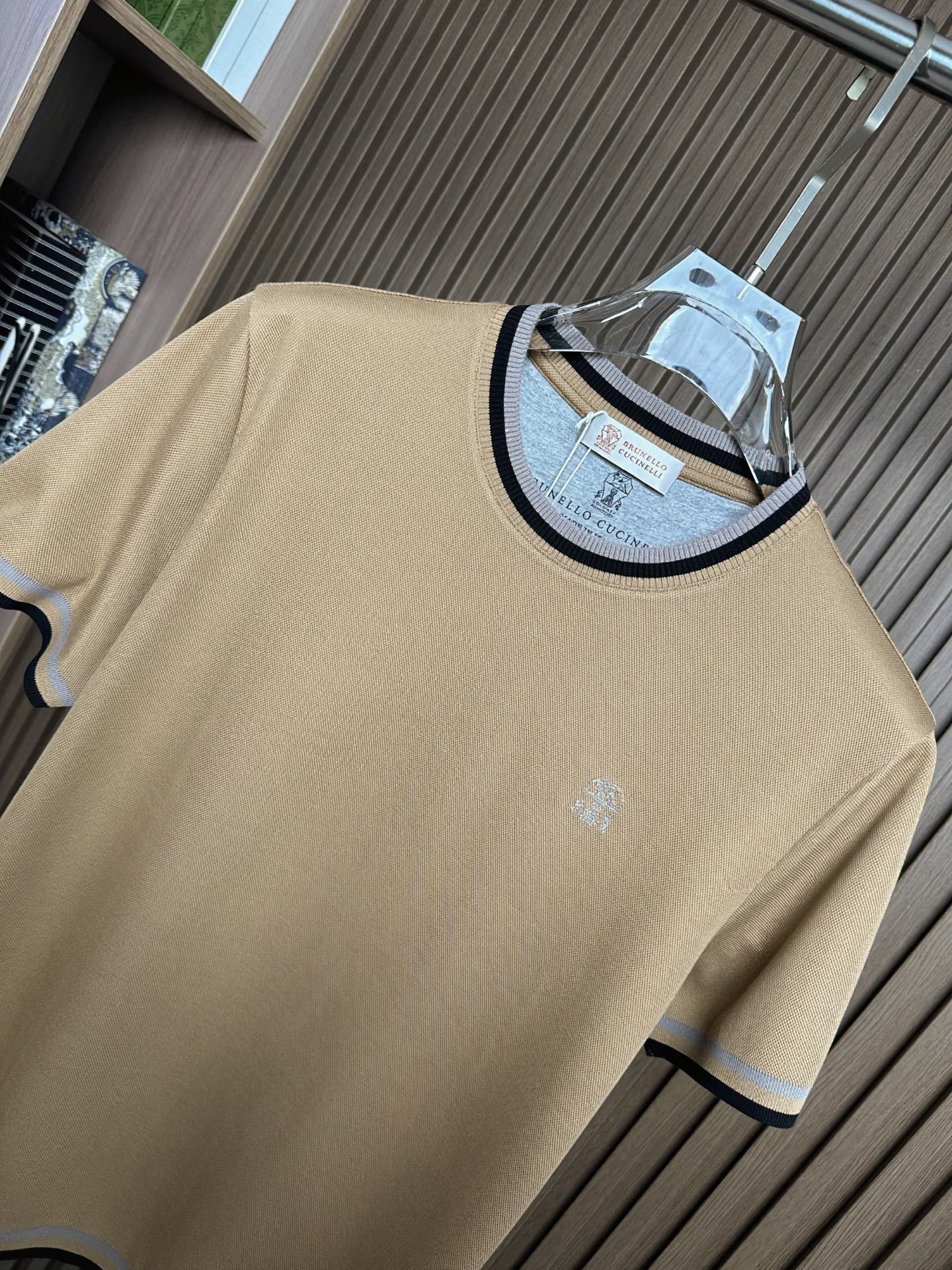 （卡其～）BC家26SS春夏短袖（两色叠加领口，袖口设计） 这款短袖面料采用32支双股新疆长绒棉紧密圆领