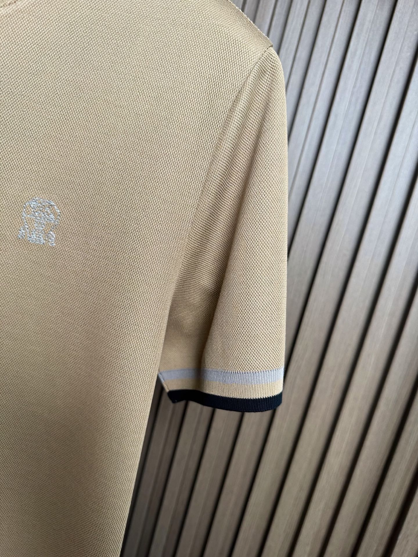 （卡其～）BC家26SS春夏短袖（两色叠加领口，袖口设计） 这款短袖面料采用32支双股新疆长绒棉紧密圆领